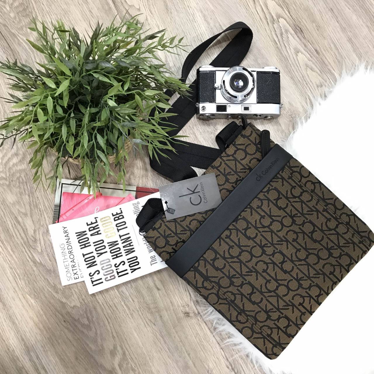 CALVIN KLEIN JEANS CROSSBODY BAG กระเป๋าสะพายรุ่น Limited Edition จาก Calvin Klein Jeans วัสดุ Canvas + Polyester 100% คุณภาพดี เนื้อหนา ลาย Ck ด้านหน้ามีโลโก้ Calvin Klein พร้อมช่องซิป 1 ช่อง เปิดปิด ด้วยซิปสะดวกใช้ ภายในมีโลโก้ เเละช่องซิป ขนาดกำลังดี ใ