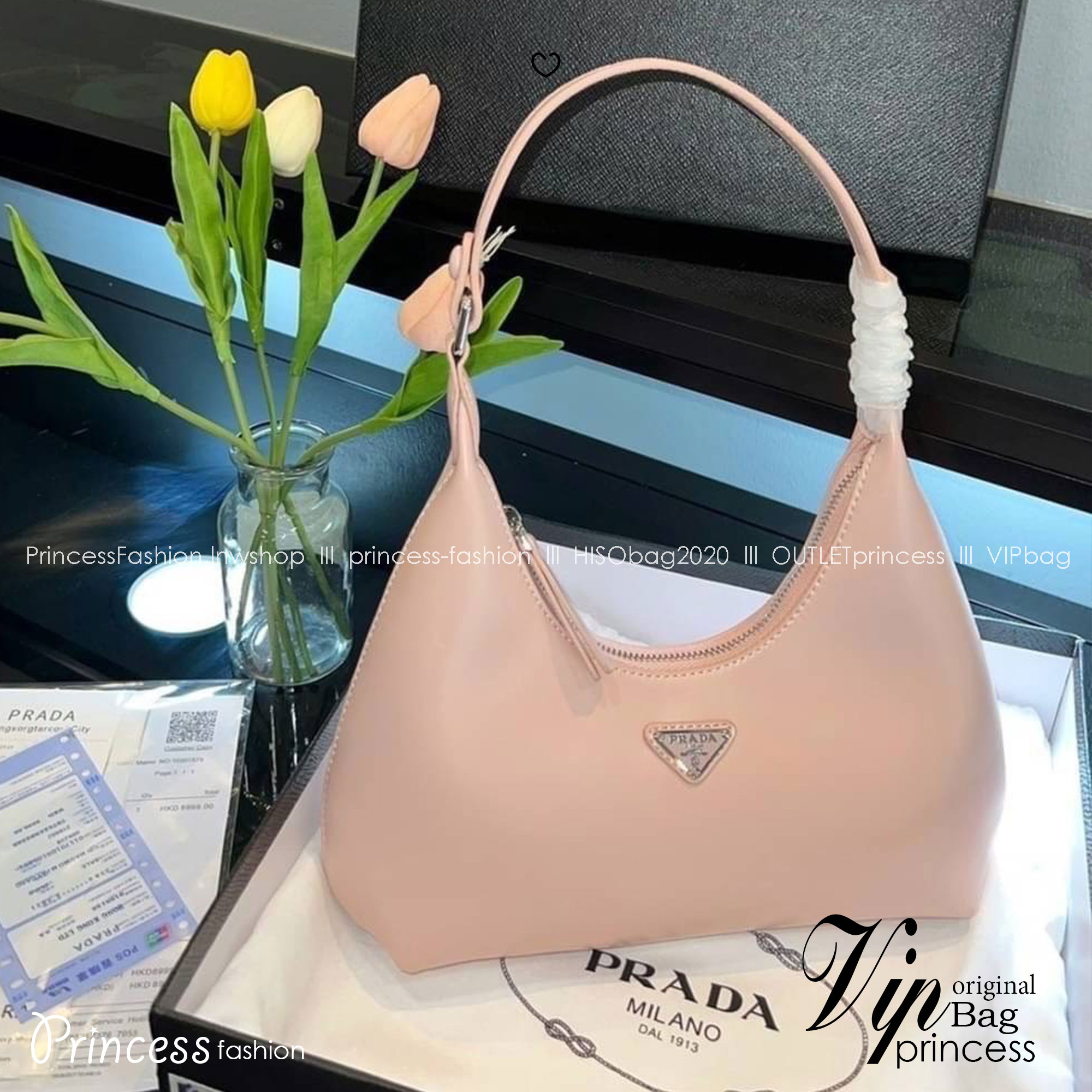 PRADA LEATHER HANDBAG กระเป๋าสะพายไหล่ดีไซน์เก๋และมาแรงมาก สาวๆติดแกลมต้องไม่พลาด สวยดูแพง หนังเงาหรูหรา