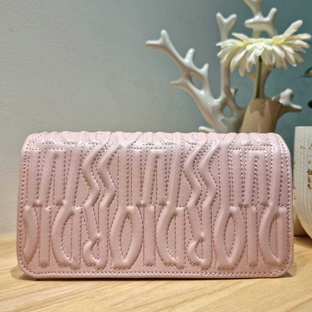 Dior Flap Bag / Quilted Miss Dior Allover Leather Bag กระเป๋าสะพายไหล่สุดลัคชู หรูหราเกินเรื่อง ดีไซน์ใหม่สวยงามด้วยดีเทลฝีเย็บและลายหนังปั๊มนูน