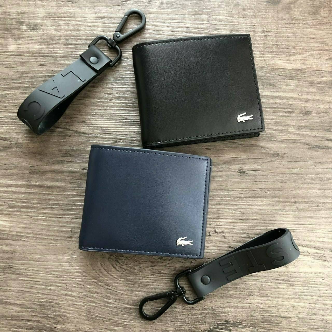 LACOSTE Short Wallet with Key Set กระเป๋าสตางค์ใบสั้น Set สุดคุ้มมอบให้เป็นของขวัญหรือใช้เองก็แนะนำค่ะ อุปกรณ์ : มาพร้อมพวงกุญแจ + ถุงกระดาษแบรนด์ + กล่องแบรนด์