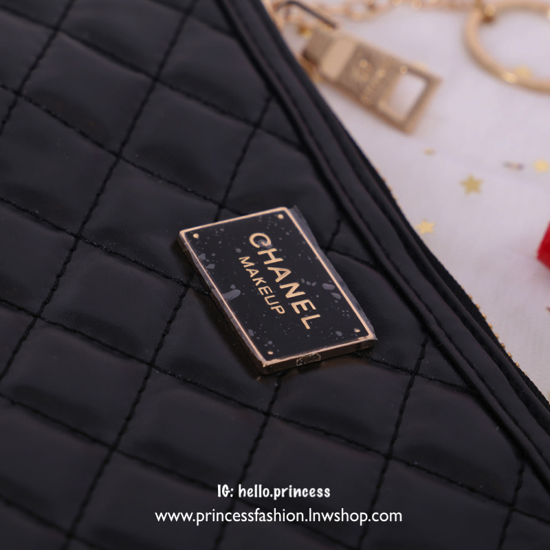 Chanel Cosmetic Clutch KeyChain พรีเมี่ยมเเท้จาก Chanel Cosmetic Counter VIP Gift หนังนิ่มลายตารางสีดำประดับโลโก้แบรนด์ด้านหน้าสวยดูดี เปิดปิดแบบ top zip อะไหล่ทอง พร้อมสายโซ่สำหรับห้อยพวงกุญเเจ สามารถใส่บัตร มือถือ iphone8 เครื่องสำอางค์ของจุกจิกได้เยอะ 
