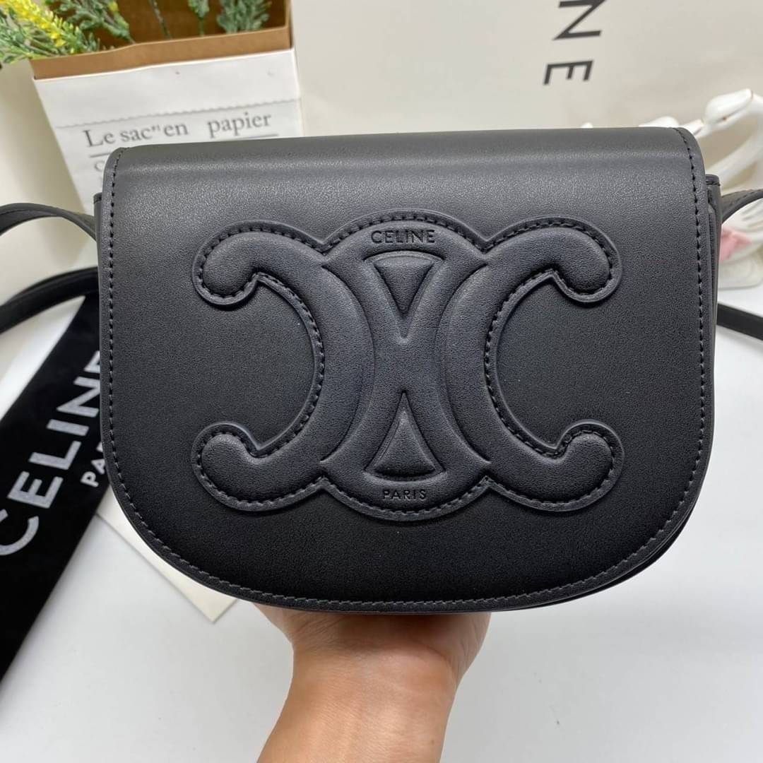 VIP 】CELINE FOLCO CUIR TRIOMPHE in Smooth Calfskin ใหม่ล่าสุดของแบรนด์CELINE ให้ลุคชิคแอนด์ชิล (GWP) พรีเมี่ยมกิ๊ฟ Limited Edition จาก CELINE PERFUME DUTY FREE COUNTER วัสดุหนังแท้ (Calfskin) ขนาดกระทัดรัด น้ำหนักเบา โดดเด่นด้วยดีไซน์โลโก้แบรนด์ที่ด้านหน้