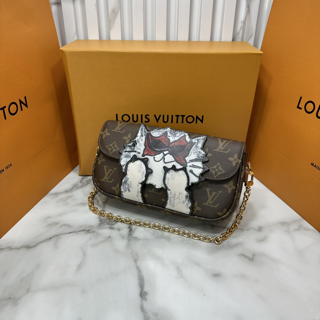 ORI หนังแท้ | LV Ivy chain wallet love of cats กระเป๋าสะพายไอวี่ดีไซน์กระเป๋าสตางค์ โดดเด่นด้วยการตกแต่งภาพประกอบแสนสดใสที่วาดมือลายน้องแมว พร้อมช่องใส่บัตร สายสะพายหนังและโซ่ถอดได้