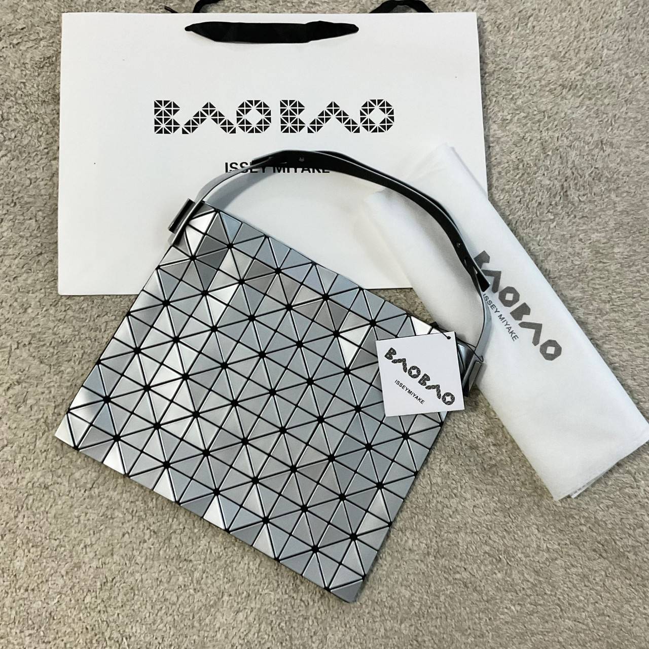 รุ่นใหม่ล่าสุด! พร้อมส่งที่ไทย! BAO BAO ISSEY MIYAKE BAGUETTE HANDBAG (LARGE) กระเป๋าสะพายไหล่จากทรงสวย วัสดุ 100% POLYVINYL CHLORIDE ด้านในใส่ของได้กำลังดีเลย ใส่ไอแพดมินิ กระเป๋าสตางค์ยาวได้ สมุดโน้ตได้สบายเลย วัยทำงานหรือวัยนักศึกษา อย่างน้อยต้องมีแบรน