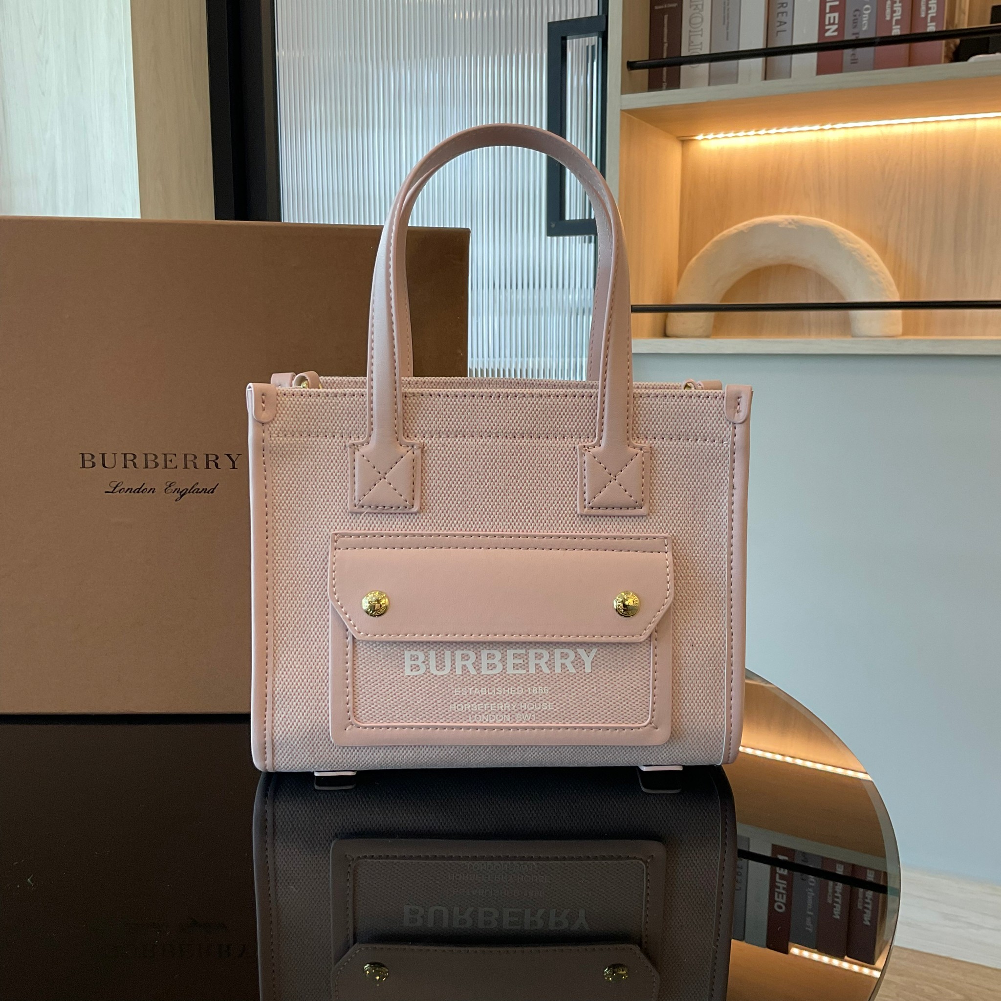 BURBERRY Mini Freya Tote in Bright Red/dusky Pink / BURBERRY FRAGRANCES MINI TOTE BAG ตัวกระเป๋าเป็นผ้าตัดหนัง Lambskin นิ่มสวยหรูดูดี สีสันพาสเทล💖🐻 **น่ารักมากๆ มีช่องกระเป๋าหน้าเล็กให้1ช่อง ภายในช่องหลักโล่งกว้าง