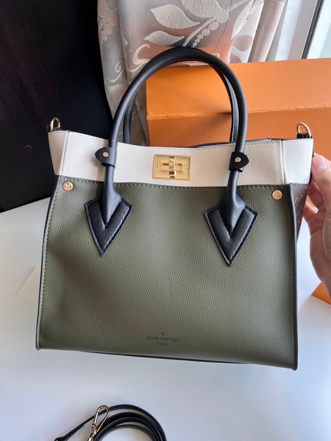 หนังแท้ LV On My Side PM กระเป๋าโท้ทขนาดกะทัดรัดที่ผลิตจากหนังลูกวัวเนื้อนุ่ม เกรดออริจินอล ภาพสินค้าถ่ายจากงานขายจริง ใช้งานต่างประเทศได้