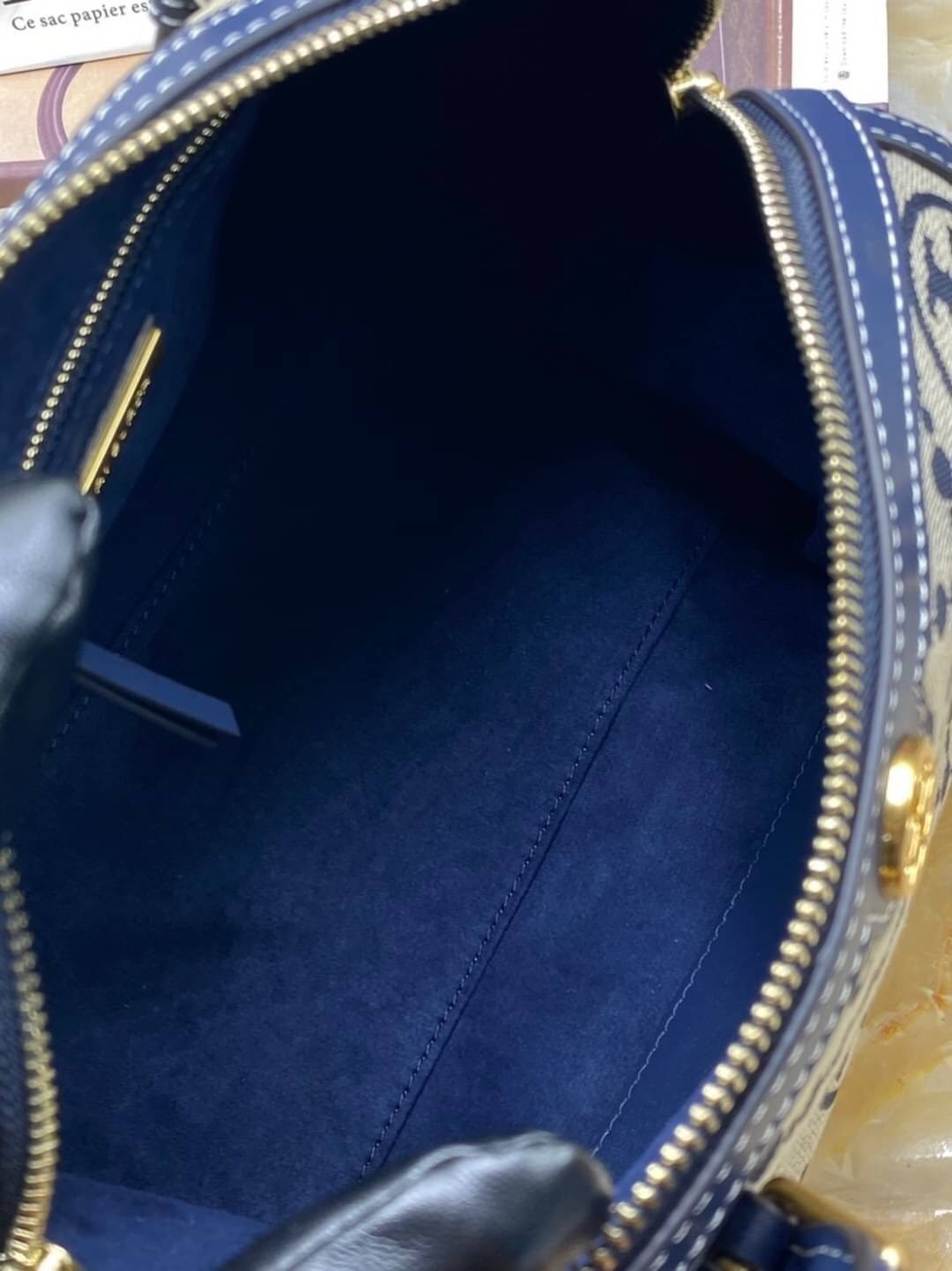 พร้อมส่งความสวย!!! medium TORY BURCH FACTORY MONOGRAM JACQUARD BOSTON BAG กระเป๋าถือหรือสะพายรุ่นใหม่ล่าสุดจาก TORY BURCH FACTORY วัสดุ Woven Jacquard & Leather ในลาย Jacquard คงเอกลักษณ์แบรนด์สวยอยู่ทรงดีไซน์โดดเด่นทรง Boston เปิดปิดด้วยซิปคู่สะดวกใช้ขนา