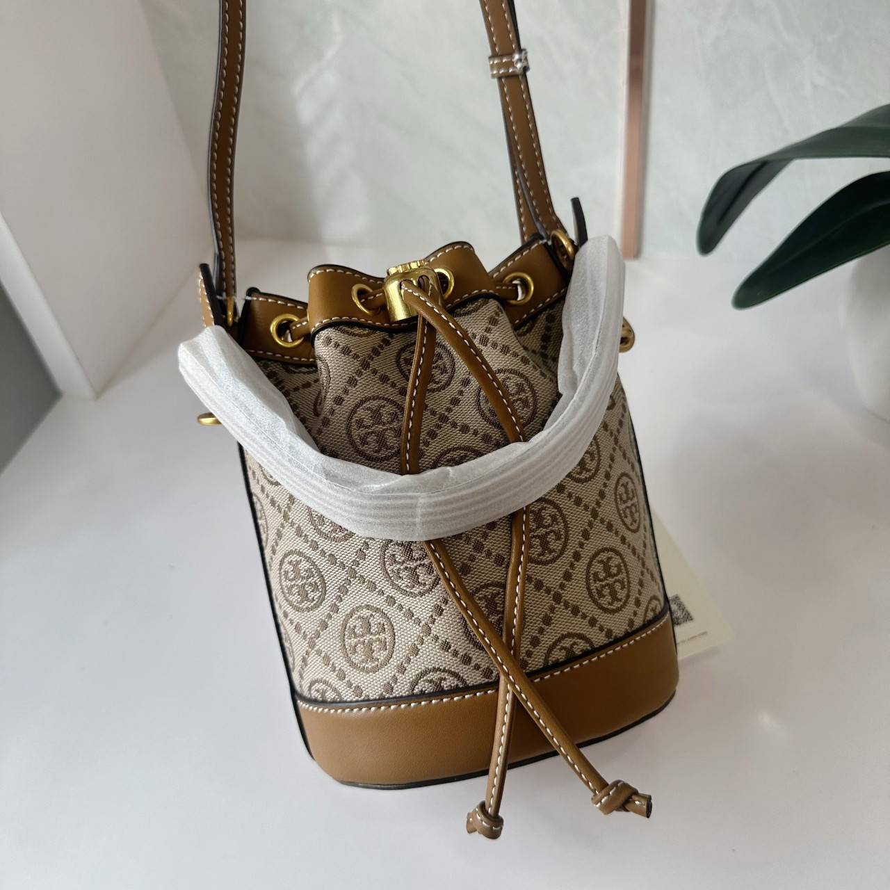 TORY BURCH T MONOGRAM JACQUARD MINI BUCKET BAG กระเป๋าทรงบัคเก็ตไซส์มินิ ทรงยอดนิยมขนาดน่ารัก