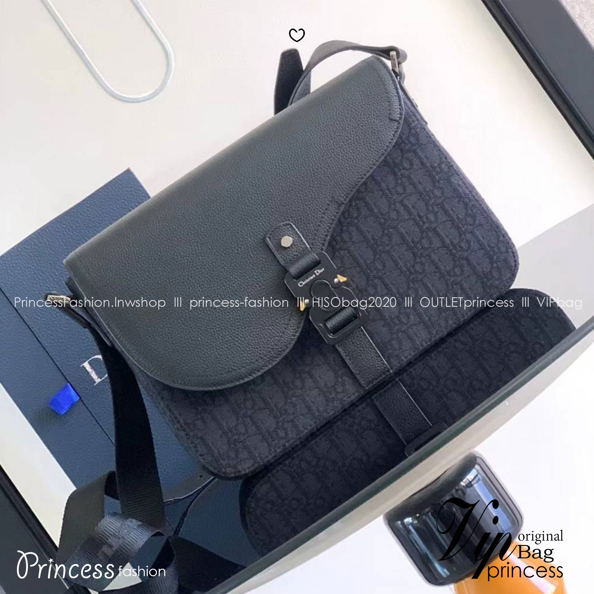 Large DIOR Saddle Messenger Bag with Flap 30cm กระเป๋าทรงแมสเซ็นเจอร์รุ่นยอดนิยม ท่านชายควรมีมากค่า ใบใหญ่จุของได้เยอะ สวยหรูดูดีมีระดับ ต้องยกให้รุ่นนี้เลยค่ะ