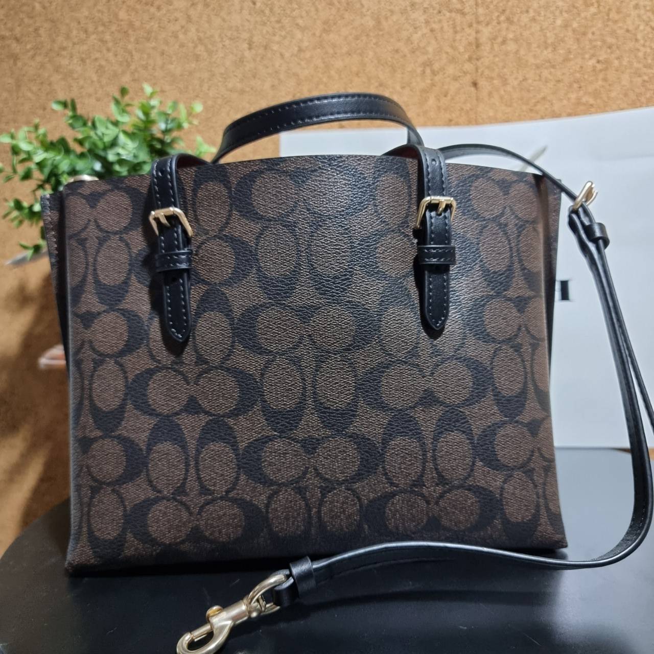 COACH C4250 MOLLIE TOTE 25 IN SIGNATURE CANVAS น้องมาแล้วจ้าาา ใหม่ล่าสุด กระเป๋าโท้ทไซส์เล็กที่สาวๆตามหา ดีไซน์คลาสสิคเหมือนเดิม เพิ่มเติมคือสะดวกขึ้นเยอะ!! ย่อส่วนมาจากใบใหญ่เป๊ะๆ น่ารักน่าใช้มากๆ วัสดุหนังแคนวาสเคลือบลาย ภายในโล่งกว้าง มีช่องซิปกลางใส่