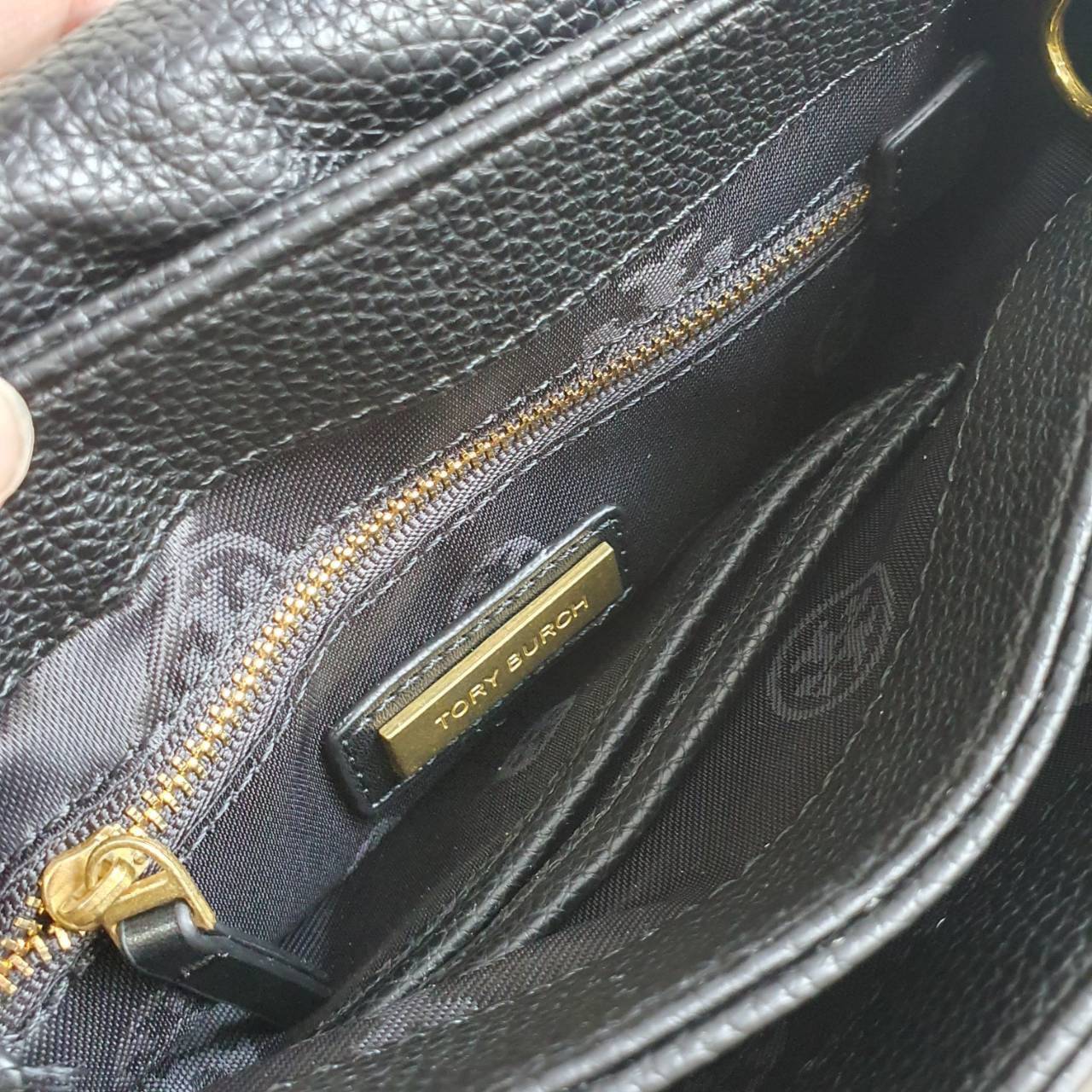 TORY BURCH CROSSBODY BAG กระเป๋าสะพายข้าง **หนังสวยมาก อะไหล่ทองวินเทจ ด้านหน้าประดับโลโก้แบรนด์ เปิดปิดด้วยตัวล็อคหมุน ภายในโล่งกว้างบุผ้าปั้มแบรนด์ มีช่องใส่ของ 3 ช่องใหญ่ พร้อมช่องซิปและที่เก็บบัตร มาพร้อมสายยาวถอด-ปรับระดับได้ ขนาดกำลังดี รีบคว้าด่วนค