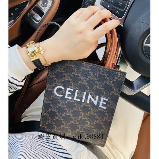 CELINE MINI VERTICAL CABAS IN TRIOMPHE CANVAS มีโลโก้ CELINE สกรีนอยู่ตรงกลาง ถือเป็นกระเป๋า Tote ที่ทำจากแคนวาสที่น่าสนใจมาก ๆ อีกรุ่นหนึ่ง และเป็นรุ่นที่ได้รับคำชื่นชมจากแฟชั่นกูรูทั้งหลายอีกด้วย หากใครที่อยากเป็นเจ้าของกระเป๋า Tote จาก CELINE สักใบ รุ่