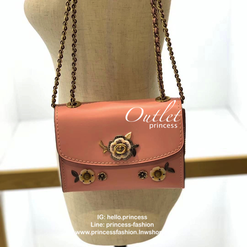 COACH PARKER MINI CROSSBODY BAG กระเป๋าสะพายจาก coach factory outlet วัสดุ pvc หนังนิ่ม ด้านหน้าแต่งอะไหล่สวย น่ารักค่ะ เปิดปิดกระเป๋าแบบหมุนล็อค ภายในสามารถใส่มือถือได้ทุกรุ่น;กระเป๋าสตางค์ใบสั้นได้ มีช่องเล็กใส่ของจุกจิกค่ะ ซัปในผ้ากึ่งกำมะหยี่นุ่มมือที