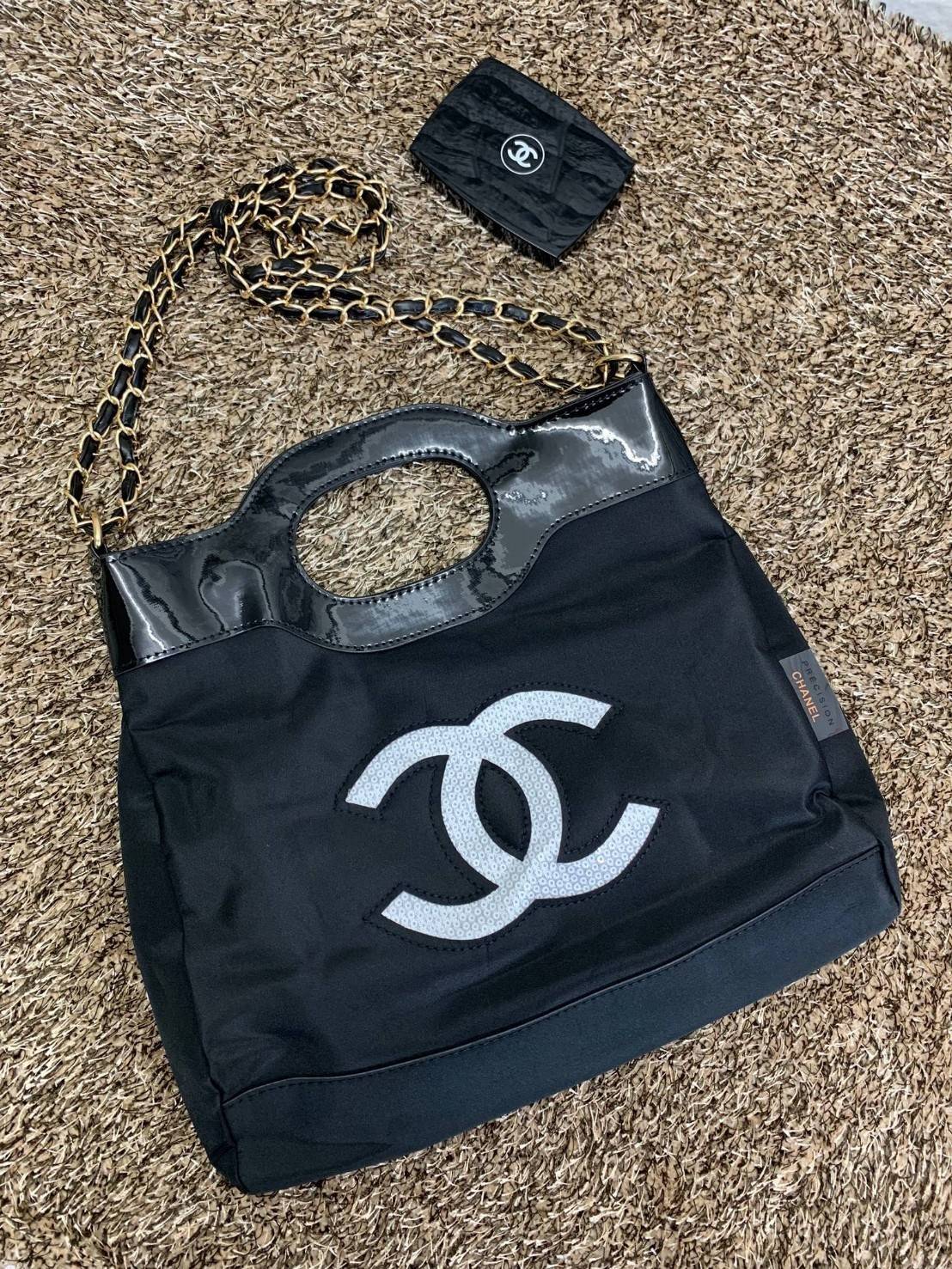 CHANEL PRECISION CHAIN BAG VIP. GIFT กระเป๋าถือหรือสะพาย วัสดุ nylon หูหิ้วหนังแก้ว ด้านหน้าประดับ logo brand ปักเลื่อม เปิดปิดแบบ กระดุมแม่เหล็ก ภายในโล่ง ใส่ iPad และของใช้ได้จุ ระเป๋าสตางค์ใบยาวได้สบายๆ หรือของอื่นๆได้จุทีเดียวค่ะ มีช่องซิปเล็ก ซัปในลา