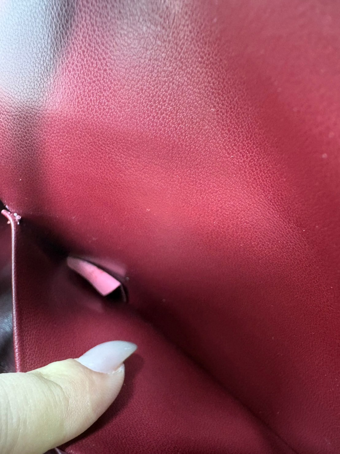 CELINE LOLA TEEN bag in glossy leather กระเป๋าทรงโฮโบรุ่นใหม่ หนังแท้ขึ้นเงาสวยก่อนใคร ดีไซส์ใหม่มุมโค้งมน สวยละมุนเป็นคุณหนูน่าทะนุถนอม มีหูจับและสายสะพายยาว