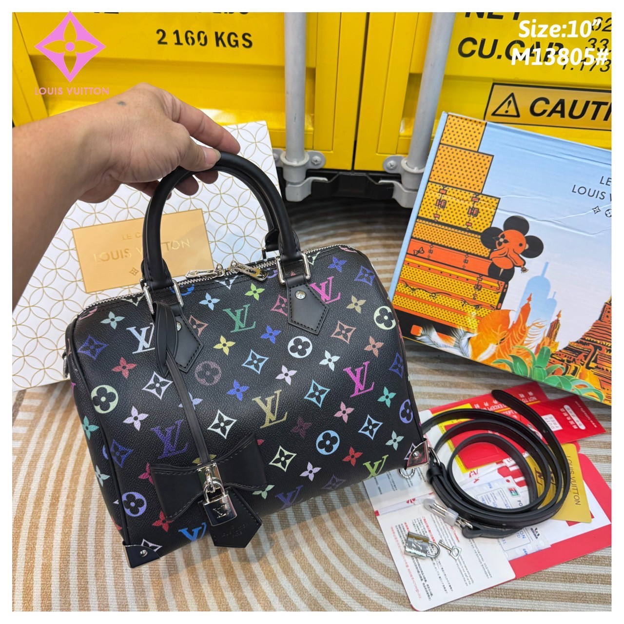 LV x TM - Speedy Bandoulière 25 bag กระเป๋าทรงหมอน รุ่นใหม่ท็อปฮิต สวยหรูโดดเด่น มีชีวิตชีวาในคอลเล็คชั่น LV x Murakami ด้วยลายโมโนแกรมสุดไอคอนิกเปี่ยมสีสันที่รังสรรค์ขึ้นใหม่จากพาเลตต์สีสุดป๊อปอันเป็นเอกลักษณ์