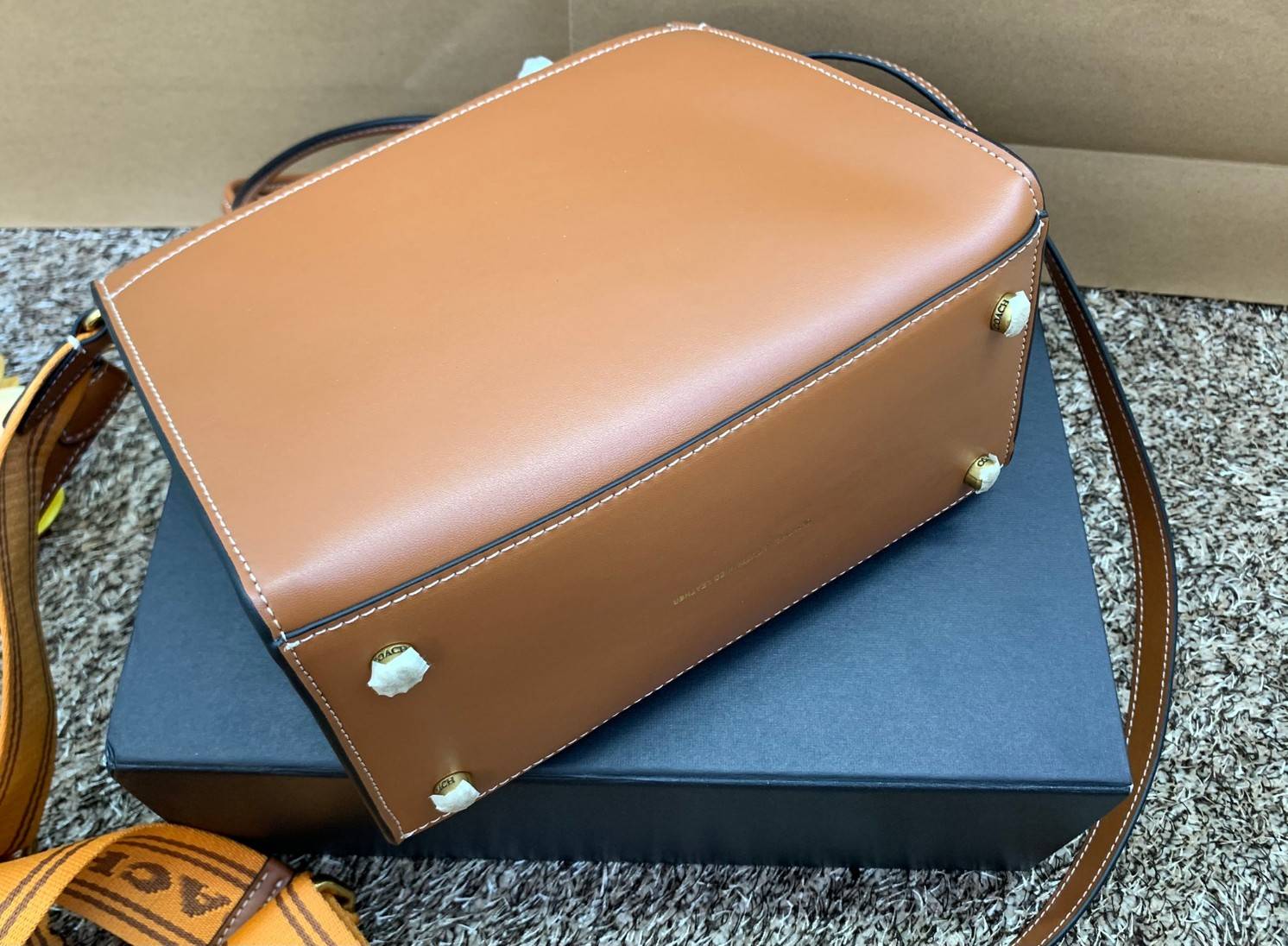 สินค้าออกใหม่ยังไม่ช้อปเข้าไทยจ้าา พร้อมส่งที่นี่ที่เดียว แค่สายสะพายก็คุ้มแล้วจ้าา! COACH CASHIN CARRY TOTE ((C8544)) พร้อมส่งที่ไทย สวยก่อนใครรับสงกรานต์นี้ค่าา! กระเป๋าทรงTote หนังแท้เรียบ นิ่มสวยงามค่ะ