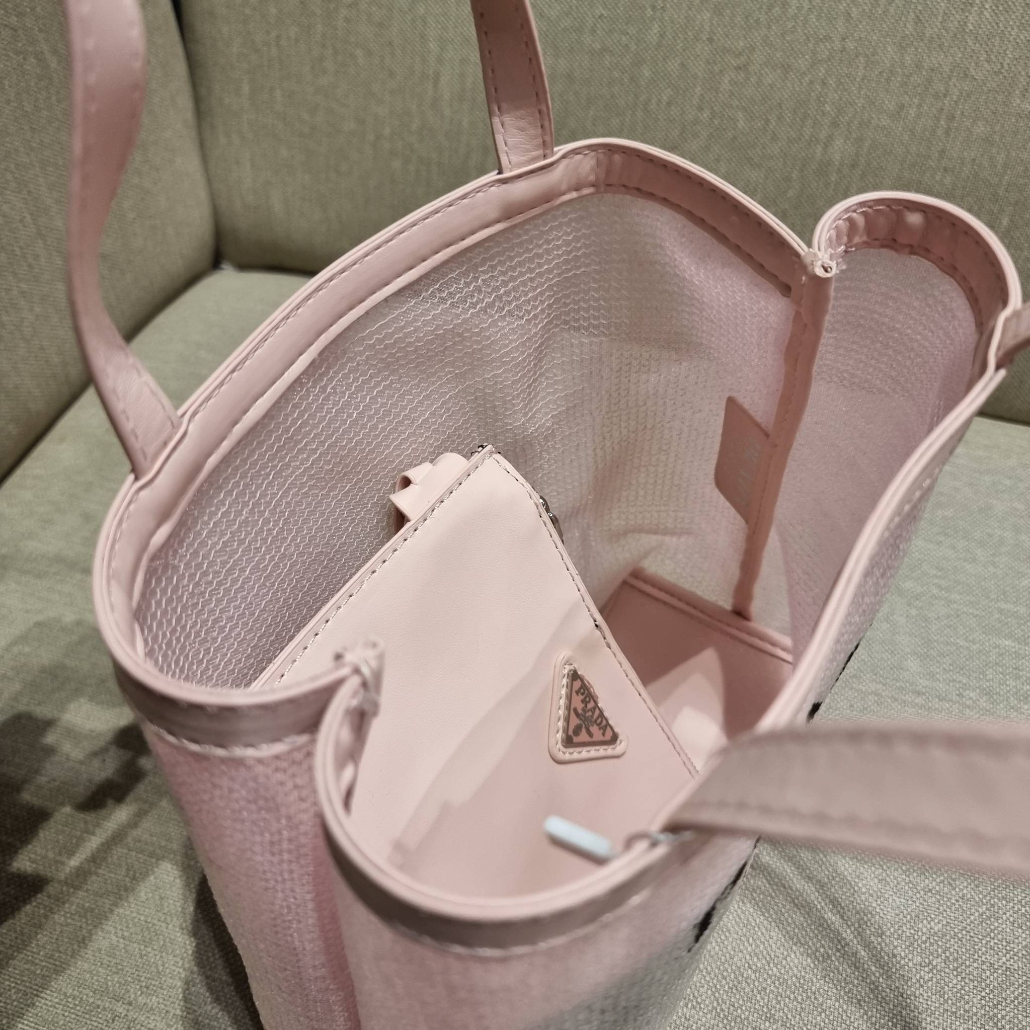 PRADA SMALL SEQUINED MESH TOTE BAG เอาใจสายแฟอีกครั้ง!! กระเป๋าทรงโท้ท ขนาดเล็ก ที่มีดีเทลฝีมือ ด้วยการเรียงร้อยแผ่นเลื่อมเป็นตาข่ายรอบใบ ตัดขอบด้วยหนังสังเคราะห์ พิเศษพร้อมใบลูกให้ด้วย ทรงใช้งานง่าย ภายในโล่งกว้าง ถือไปเรียน ไปเที่ยว ไปทำงาน พกพาง่ายสุดๆ