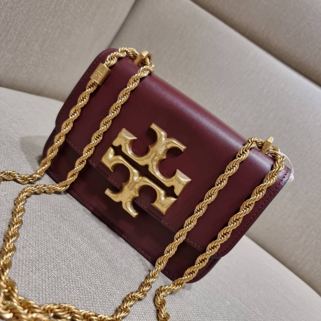 TORY BURCH ELEANOR SMALL CONVERTIBLE SHOULDER BAG ฮอตไอเท็ม รุ่นนี้ขายดีขายหมด คัมแบค!! สวยหรู คุณหนู ผู้ดี!! หายากมากที่สุด!! กระเป๋าสะพายข้าง ดีไซน์อยู่ทรง ขนาดกำลังสะดวกใช้สำหรับสาว วัสดุหนังแท้เต็มใบ สีทูโทน เปิด-ปิดด้วยแถบแม่เหล็ก ภายในแบ่งสัดส่วนได้