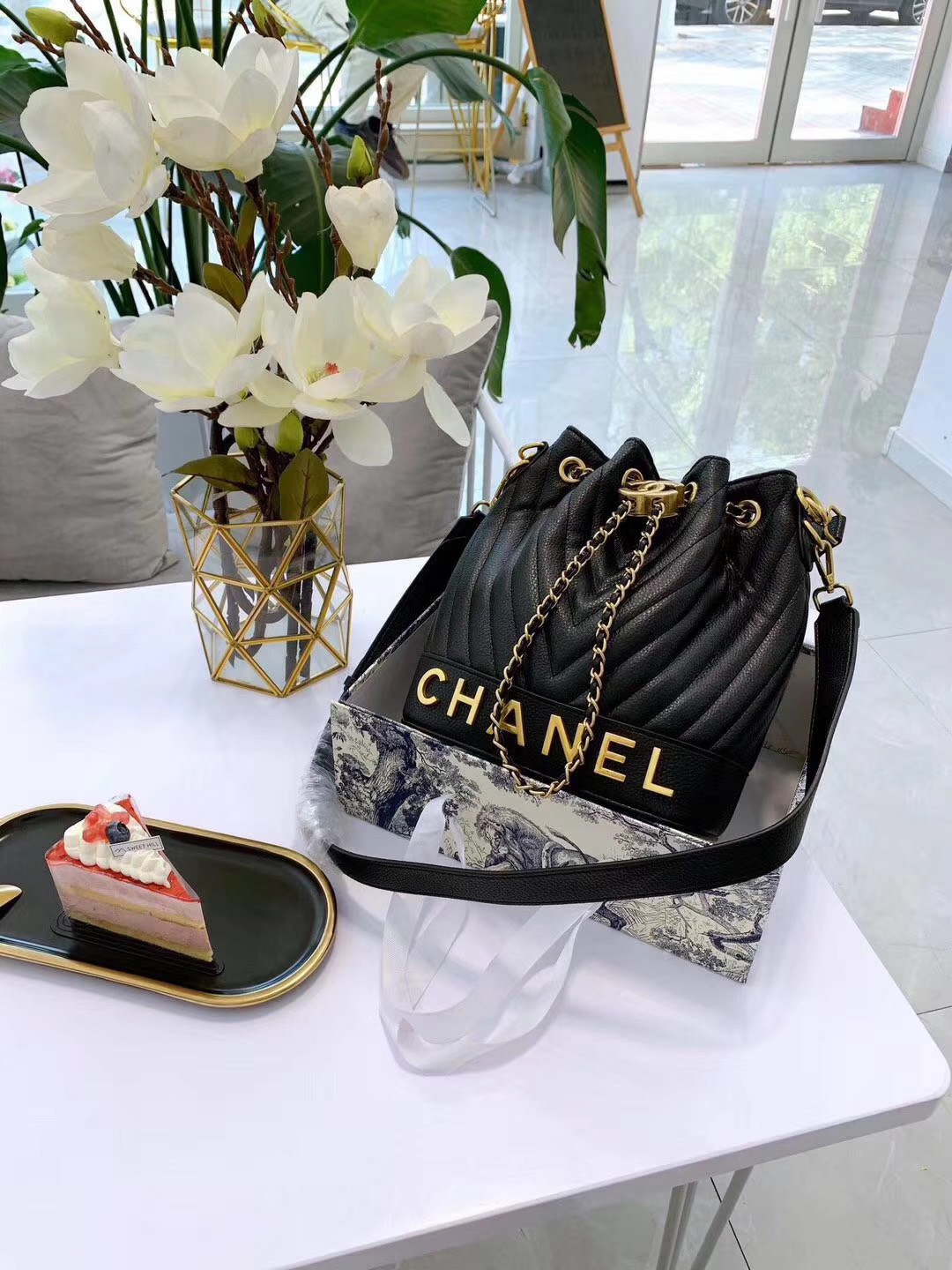 CHANEL Bucket Bag กระเป๋าสะพายทรงบัคเก็ตรุ่นลิมิเต็ด มี 2 แบบให้เลือก หนังเย็บลายตารางและลายริ้ว ตกแต่งโลโก้แบรนด์สวยหรูโดดเด่น ภายในโล่งกว้าง จุของได้เยอะ