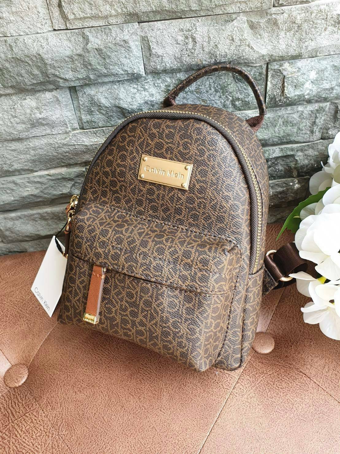 Calvin Klein Monogram mini backpack กระเป๋าสะพายเป้รุ่นใหม่ชนช้อป รุ่นยอดนิยม วัสดุ Saffiano PVC คุณภาพดี นิ่ม น้ำหนักเบา ด้านหน้าประดับด้วยโลโก้แบรนด์สุดหรู กระเป๋าโลโก้แบรนด์รอบใบ เปิดปิดกระเป๋าด้วยซิปสะดวกใช้ ที่จับหัวซิปปั้มแบรนด์ มีช่องซิปด้านหน้ากระ