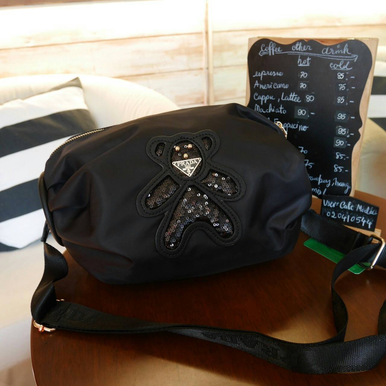 มาแล้วค้า! PRADA NYLON CROSSBODY BAG กระเป๋าสะพายพรีเมี่ยมกิ้ฟจากเคาน์เตอร์ต่างประเทศ Limited edition วัสดุ Nylon เนื้อหนาคุณภาพดีตามแบบฉบับแบรนด์ ขนาดใหญ่ จุได้เยอะ น้ำหนักเบา ด้านหน้าเป็นลายหมีปั๊กกลิ้ตเตอร์โลโก้แบรนด์อะไหล่ทองหรู ภายในซับ Polyester 100