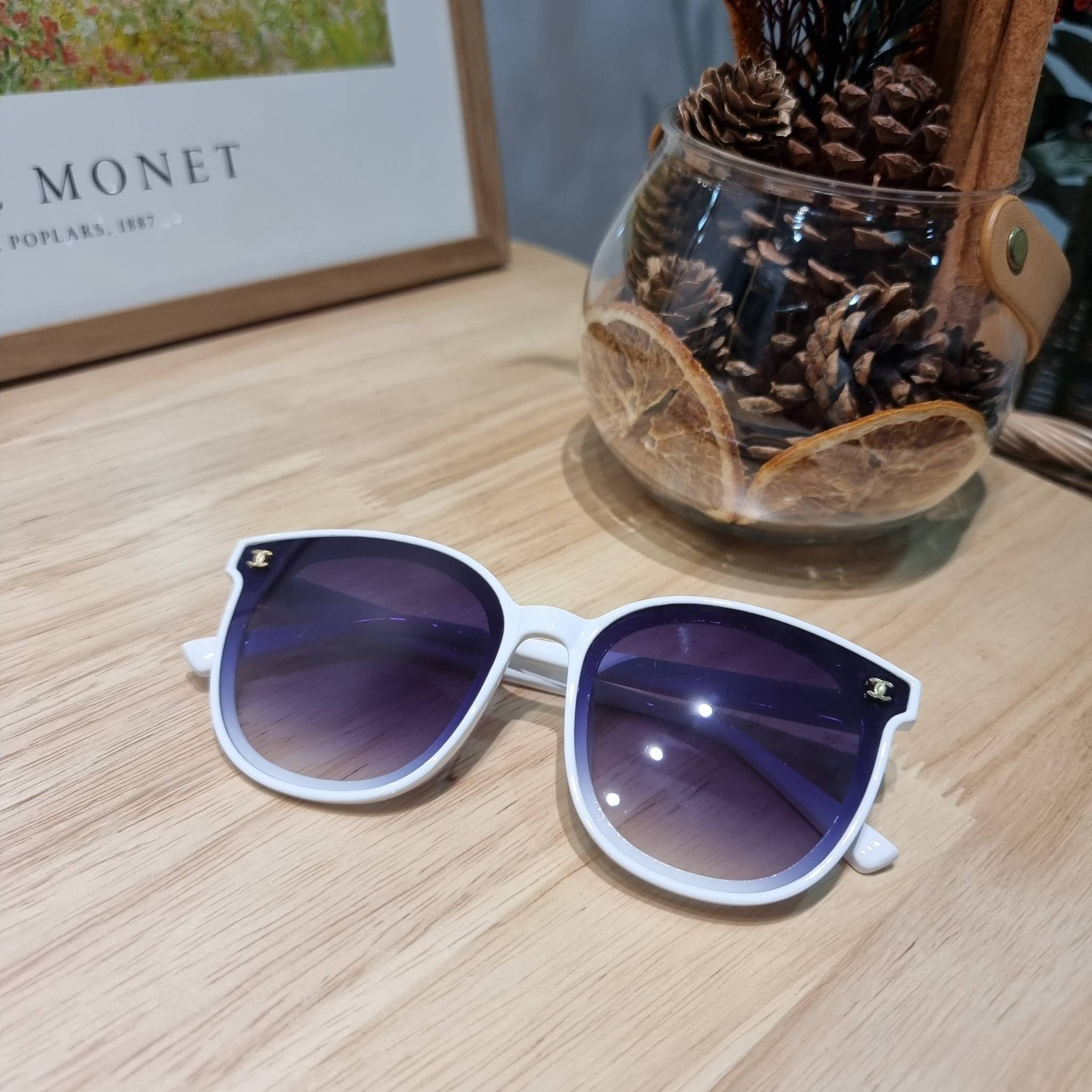 Chanel eye-glasses UV protection gift Box set สุดคุ้ม มาพร้อมอุปกรณ์ครบเซ็ท ดีไซน์ชิคมากแม่!! รับรองไม่ซ้ำใคร ใส่เสริมโหงวเฮ้ง ดูผู้ดี มีพกติดตัวไว้ไม่ตกเทรนด์ ใช้ได้ทุกโอกาส ทุกสถานการณ์ ใส่ที่บ้านถนอมสายตา