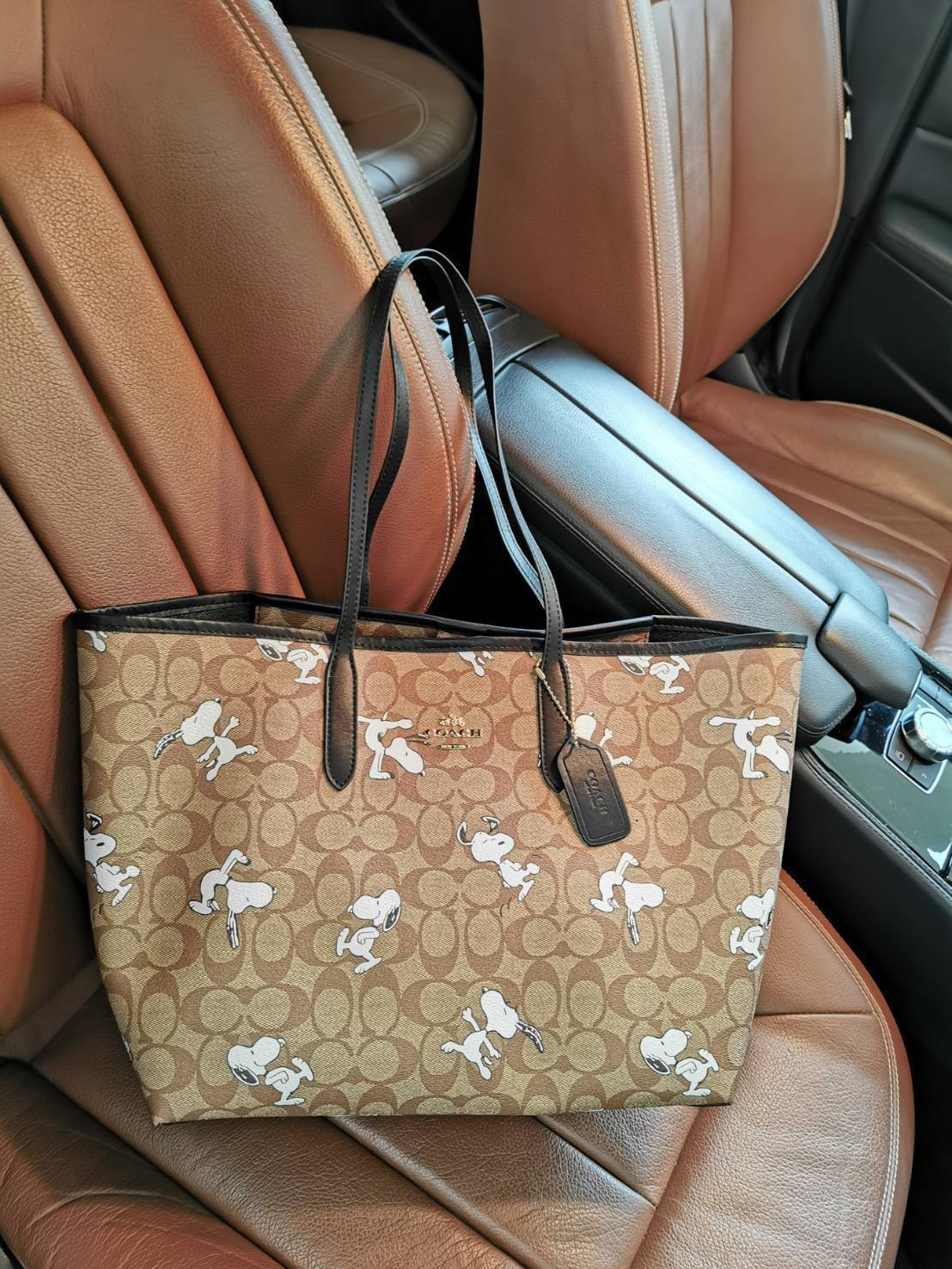 COACH FACTORY TOTE IN SIGNATURE LEATHER BAG X SNOOPY COLLECTION กระเป๋าสะพายคอลเลคชั่นสุดพิเศษจาก Coach Factory วัสดุ Signature refined calf leather หนังแท้ลายแบรนด์ คอลเลคชั่น Snoopy เทคเจอร์สวยอยู่ทรงดีไซน์ยอดนิยมด้านหน้ามีโลโก้ ภายในมีโลโก้กว้างและจุสุ