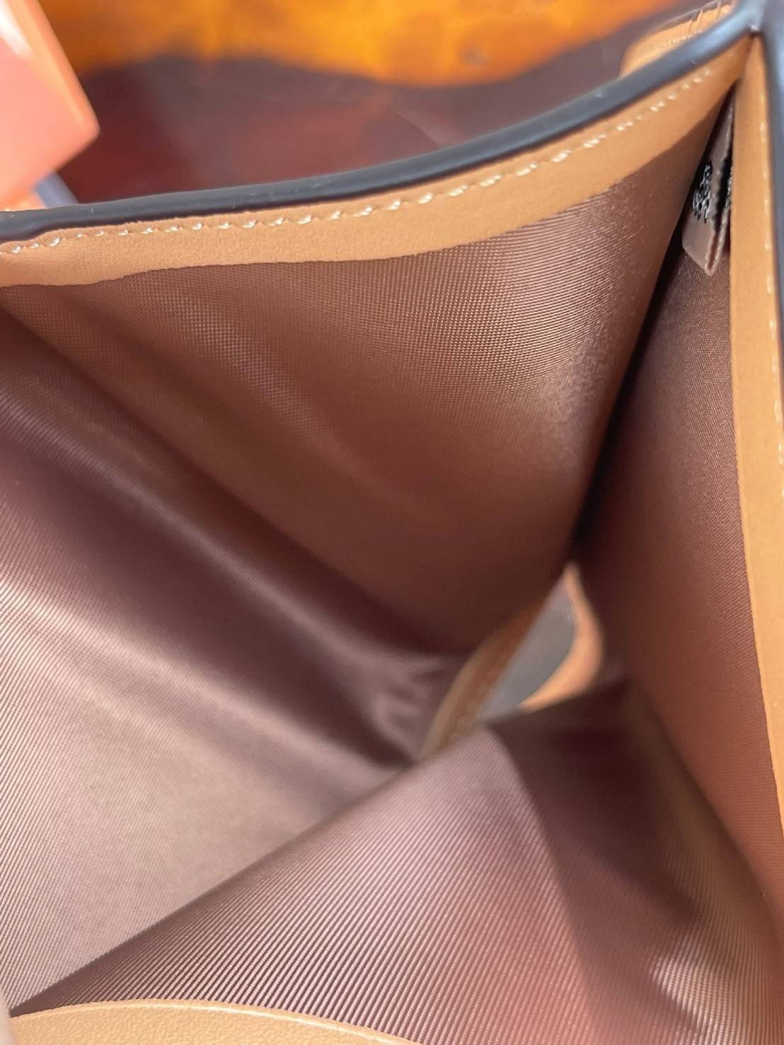 COACH MEDIUM CORNER ZIP WALLET IN SIGNATURE CANVAS กระเป๋าสตางค์ขนาดกลางที่ถือว่าเป็นไอเทม Must Have ของทุกเพศทุกวัยที่ต้องพกติดตัวไว้ตลอดเวลา เพราะนอกจากจะช่วยจัดเก็บเงิน บัตรประชาชน บัตรเครดิตและต่าง ๆ ให้เป็นระเบียบเรียบร้อยยังต้องคำนึงถึงประโยชน์ใช้สอ