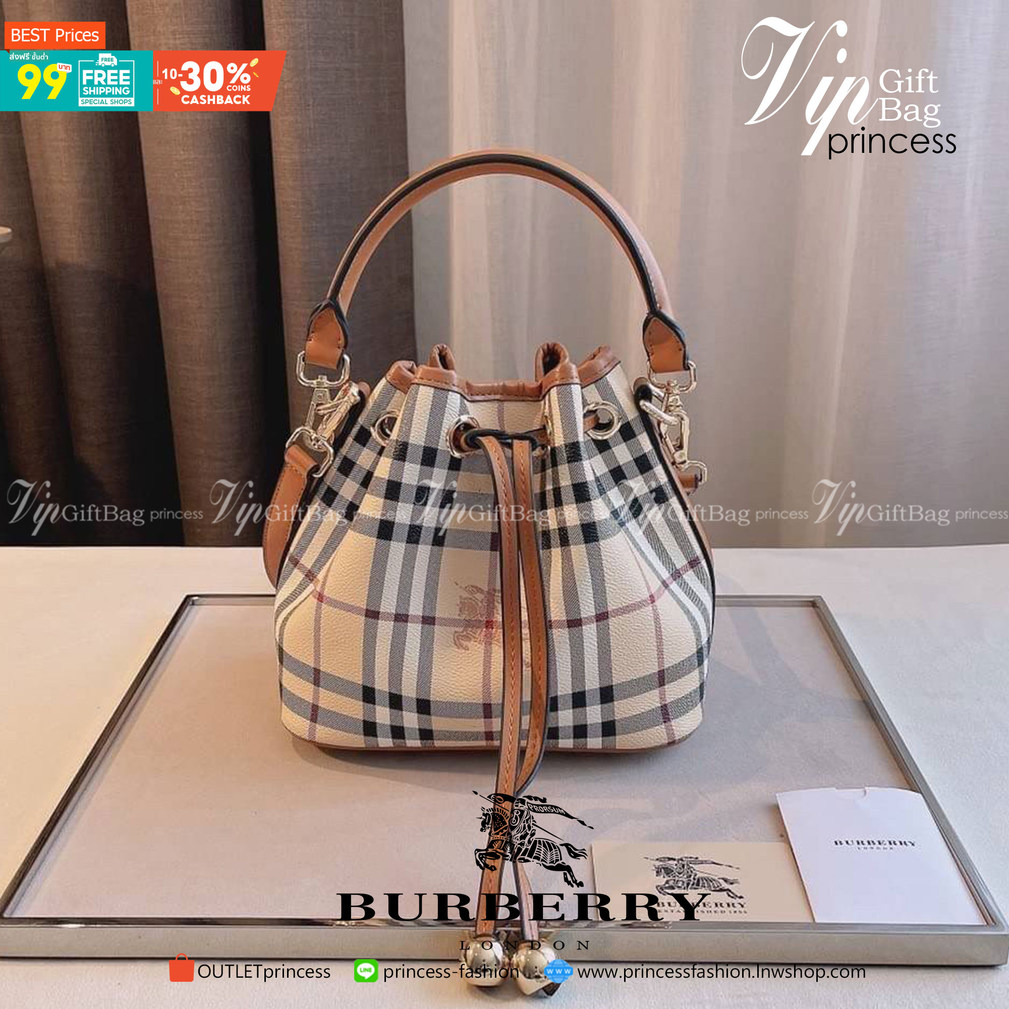 BURBERRY MINI BUCKET VINTAGE LEATHER BAG งานพรีเมียมกิ้ฟท์เคาเตอร์ น้ำหอมจากแบรนด์ วัสดุหนัง PVC ทรงขนมจีบสุดคิ้วท์ เนื้อหนาซับในอย่างดี กระเป๋าสามารถ จุของได้เยอะมาก ด้านในมีช่องซิปพร้อมช่องใส่ของอีกหนึ่งช่อง ถือแล้วสวยมากๆ จุของได้กำลังดี ทรงนี้ต้องมีติ