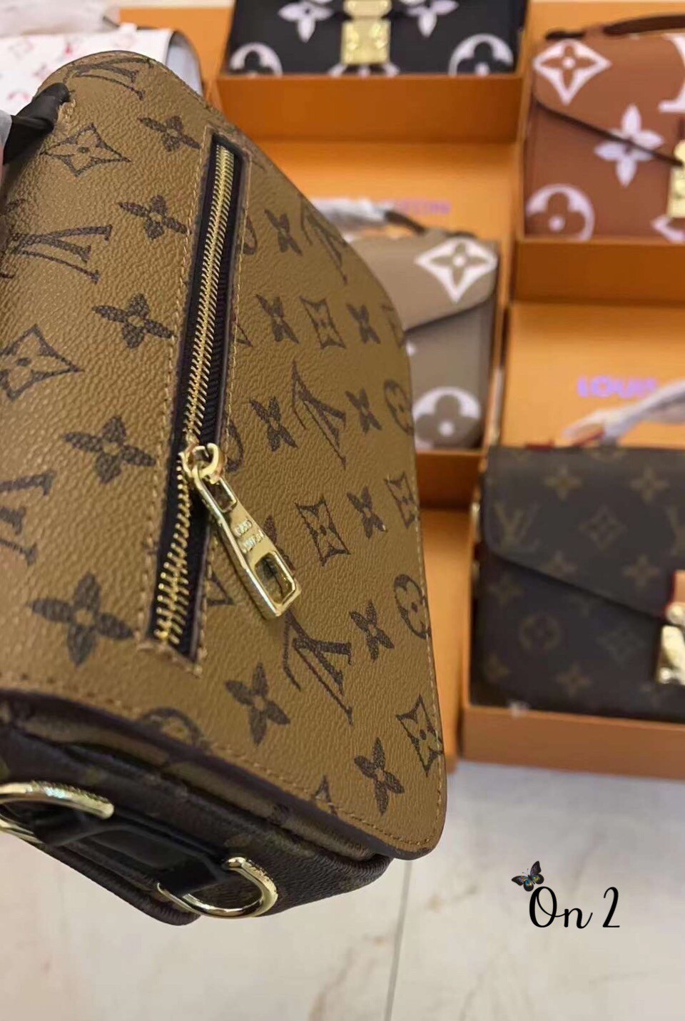 LV Pochette Metis East West Bag งานสวยเป๊ะ มาพร้อมสายโซ่สีทองสำหรับสะพายไหล่แบบสั้นและสายหนังยาวอย่างมีสไตล์ลาย Monogram ตัวล็อกแบบ S-lock ด้านในกว้างใส่iPhoneได้มี3 ช่อง ช่องกระเป๋ามีซิปด้านใน