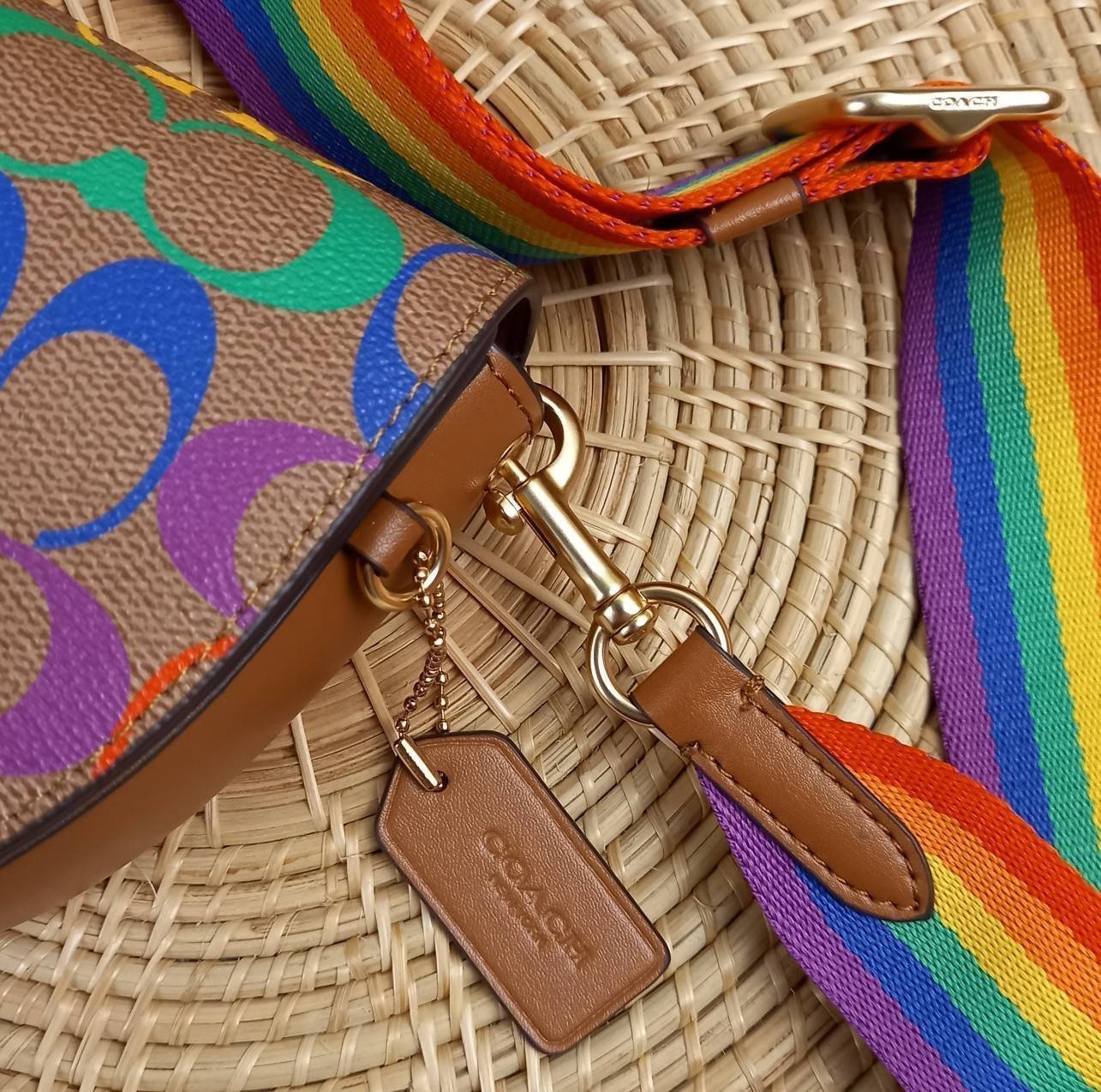 COACH ELLEN CROSSBODY IN RAINBOW SIGNATURE CANVAS (COACH C4098) ให้สายรุ้ง มัดใจได้มั้ยเนี้ย🌺คอลเลคชั่นที่ไม่ต้องพูดเยอะ//กระเป๋ารูปทรงน่ารัก ที่ใครได้เห็นเป็นต้องอดใจไม่ไหว // วัสดุหนังแคนวาสผสมหนังแท้ กระแทกความสดใสขึ้นไปอีกขั้น ด้วยลาย