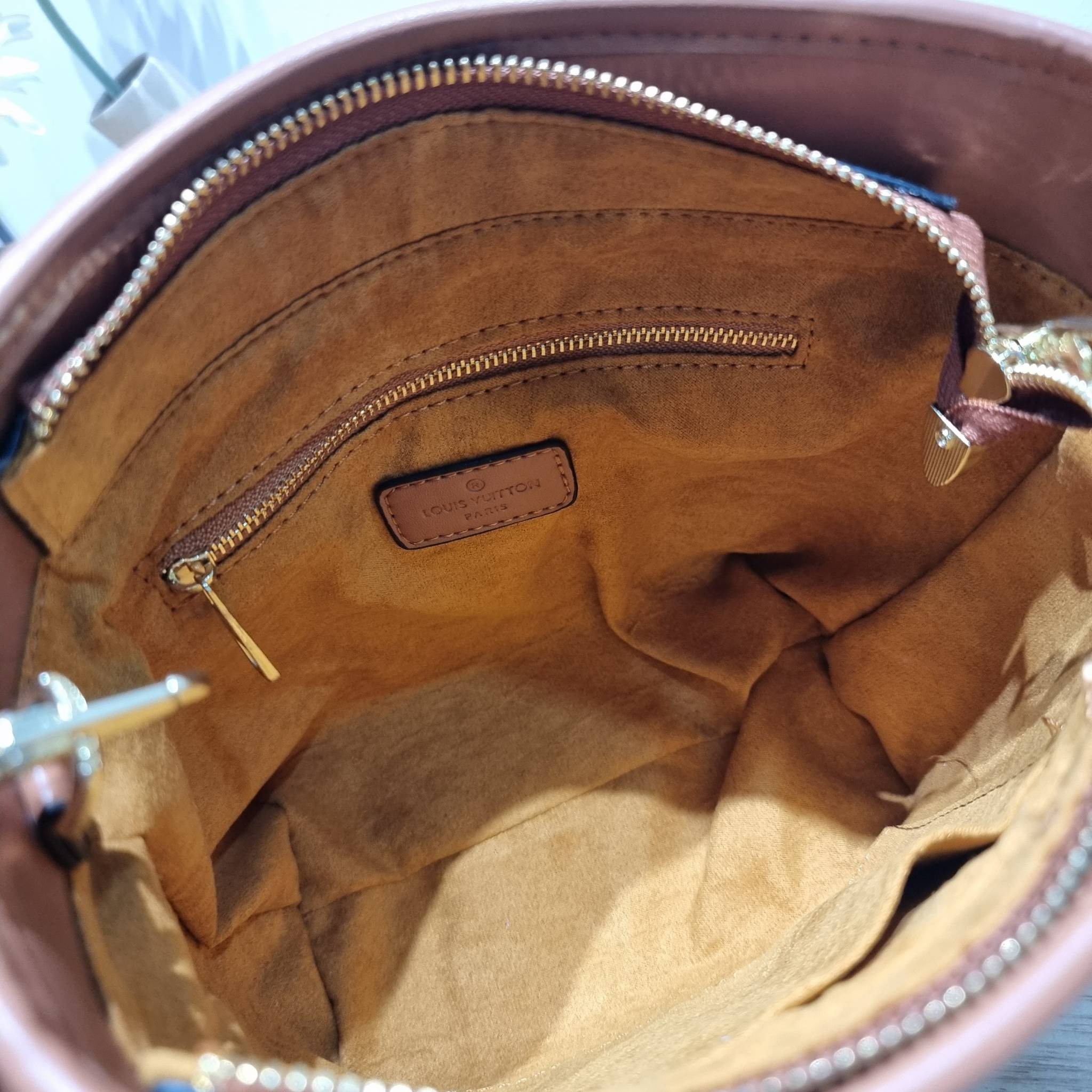 LV PETIT BUCKET BAG ไอเท็มเอ็กซ์คลูซีพจัดมาให้สาวๆโดยเฉพาะ!! กับกระเป๋าสะพายรุ่นลิมิเต็ดหายาก รูปทรงสวยงามสานเต็มใบ และยังโดดเด่นด้วยโลโก้ สีโทนอุ่น