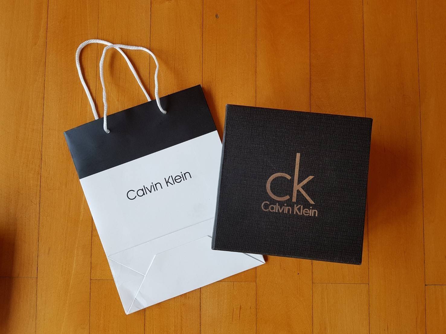 Calvin Klein Men's Belt Gift Set ชุดเข็มขัดสำหรับคุณผู้ชาย วัสดุหนังเรียบ นิ่ม คุณภาพดี ดีไซน์เรียบเท่ห์ หัวเข็มขัดดีไซน์ตัวอักษร CK สีรมดำ สายสลับใช้ได้ 2 ด้านไม่จำเจ 2 in 1ไม่ว่าจะแต่งกาย สไตล์ลำลองหรือทางการเอาอยู่ทุก look ค่ะ ราคาสุดคุ้ม มาพร้อมก