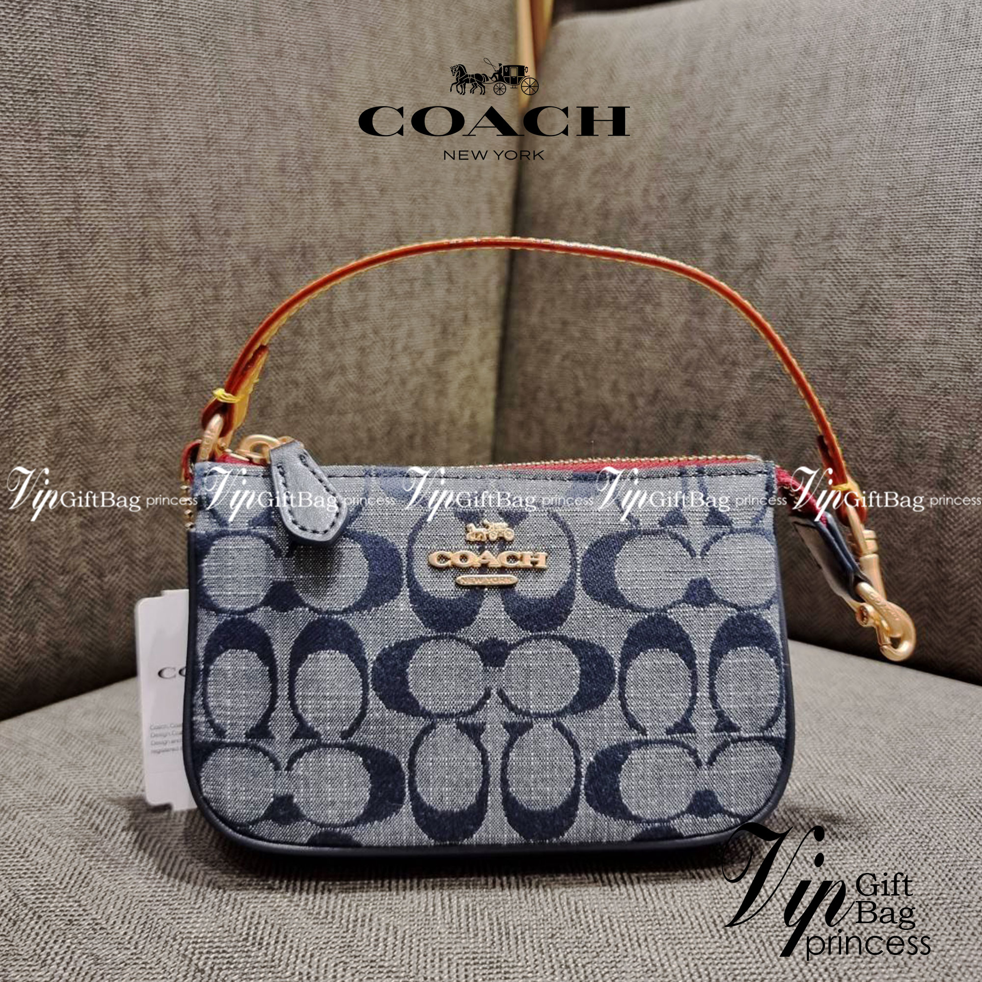 COACH C8665 NOLITA 15 IN SIGNATURE CHAMBRAY คอลเลคชั่น rare item น่ารักน่าใช้ ในสไตล์คลาสสิค กระเป๋าทรงพอชขนาดมินิ กึ่งคล้องมือใช้ได้ 2 สไตล์ ปรับสายให้มาเกี่ยวฝั่งเดียวเพื่อใช้เป็นคล้องมือ หรือปรับเกี่ยวอีกฝั่งใช้คล้องแขนก็เก๋มากมาย วัสดุผ้าแชมเบรย์ สวยค