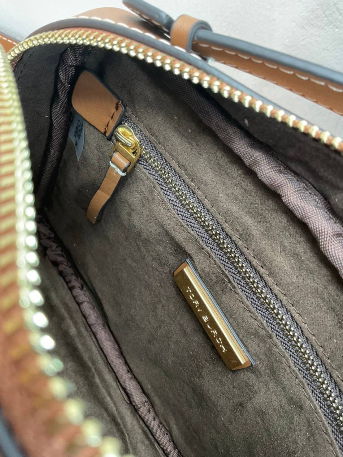 TORY BURCH T MONOGRAM JACQUARD CAMERA BAG กระเป๋าสะพาย Crossbody วัสดุหนังวัวแท้ การออกแบบเรียบง่าย ยังคงความหรูหราเอาไว้ โดดเด่นด้วยลวดลาย T Monogram มาพร้อมสายสะพายยาวแบบสปอร์ต ถอดออกได้ สายปรับระดับได้ ตอบสนองการใช้งานได้ดี มีหูหิ้วด้านบนสามารถใช้งานได