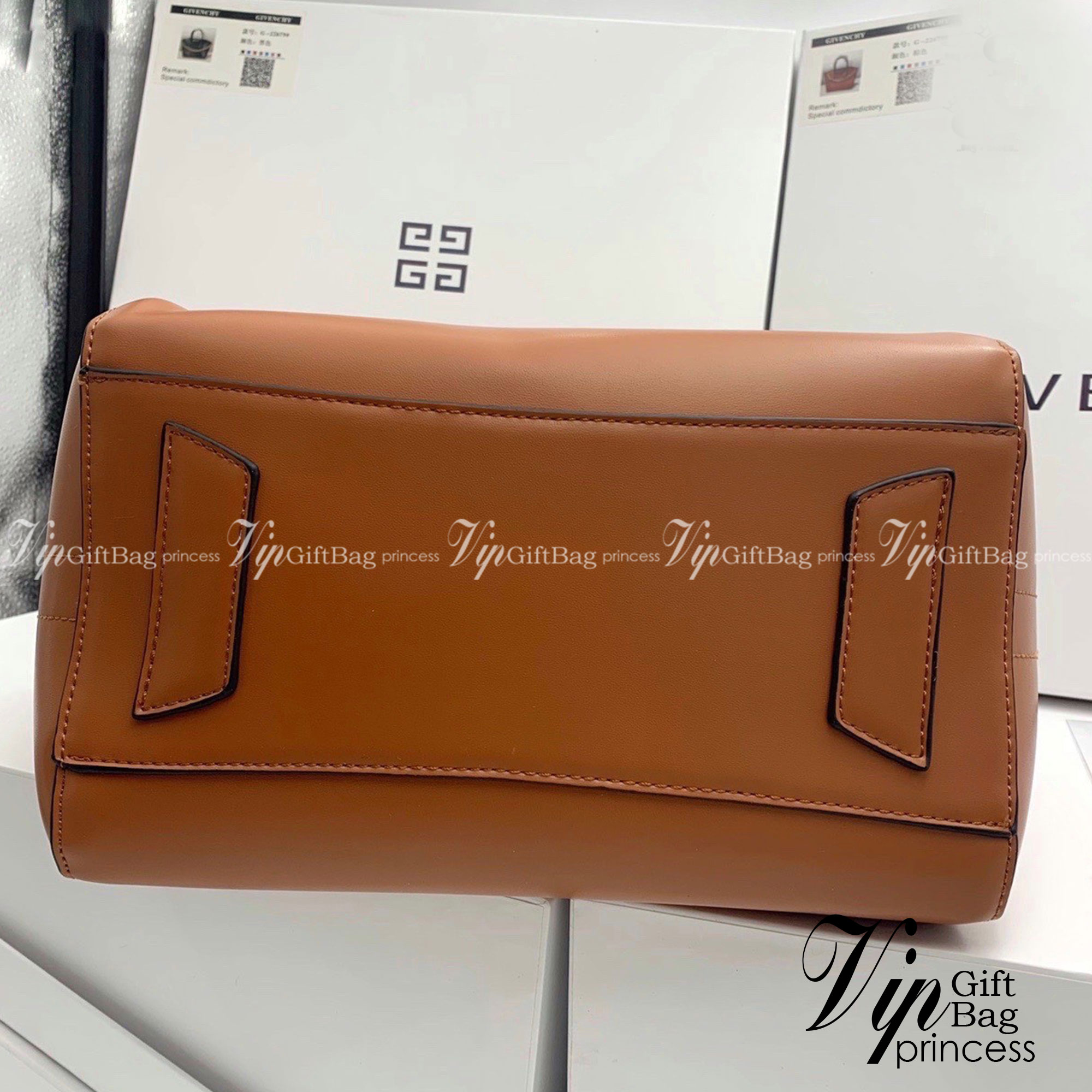 GIVENCHY Antigona Chain Small leather tote bag 10" กระเป๋าสะพายทรงหมอน งานซิปบน หนังเรียบ อะไหล่ทอง กระเป๋าสุดคลาสสิก ใบเดียวก็เอาอยู่ Day to Night Bag เข้าได้กับลุค Smart Casual