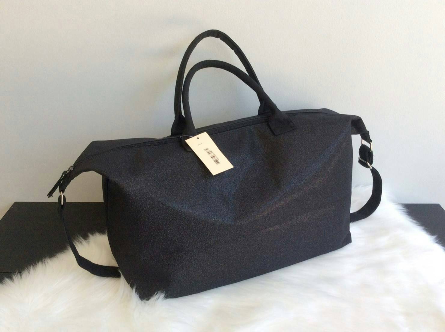 VICTORIA'S SECRET CANVAS GLITTER LARGE RUNWAY TRAVEL BAG 2017 กระเป๋าทรง Travel ใบใหญ่วัสดุ CANVAS GLITTER ด้านหน้าประดับโลโก้แบรนด์ glitter วิ๊งทั้งใบ เปิดปิดด้วยซิป ภายในกว้างจุสุดๆ ใส่เสื้อผ้าได้หลายชุด ไม่ว่าจะถือขึ้นเครื่อง, ไปต่างจังหวัด หรือไป