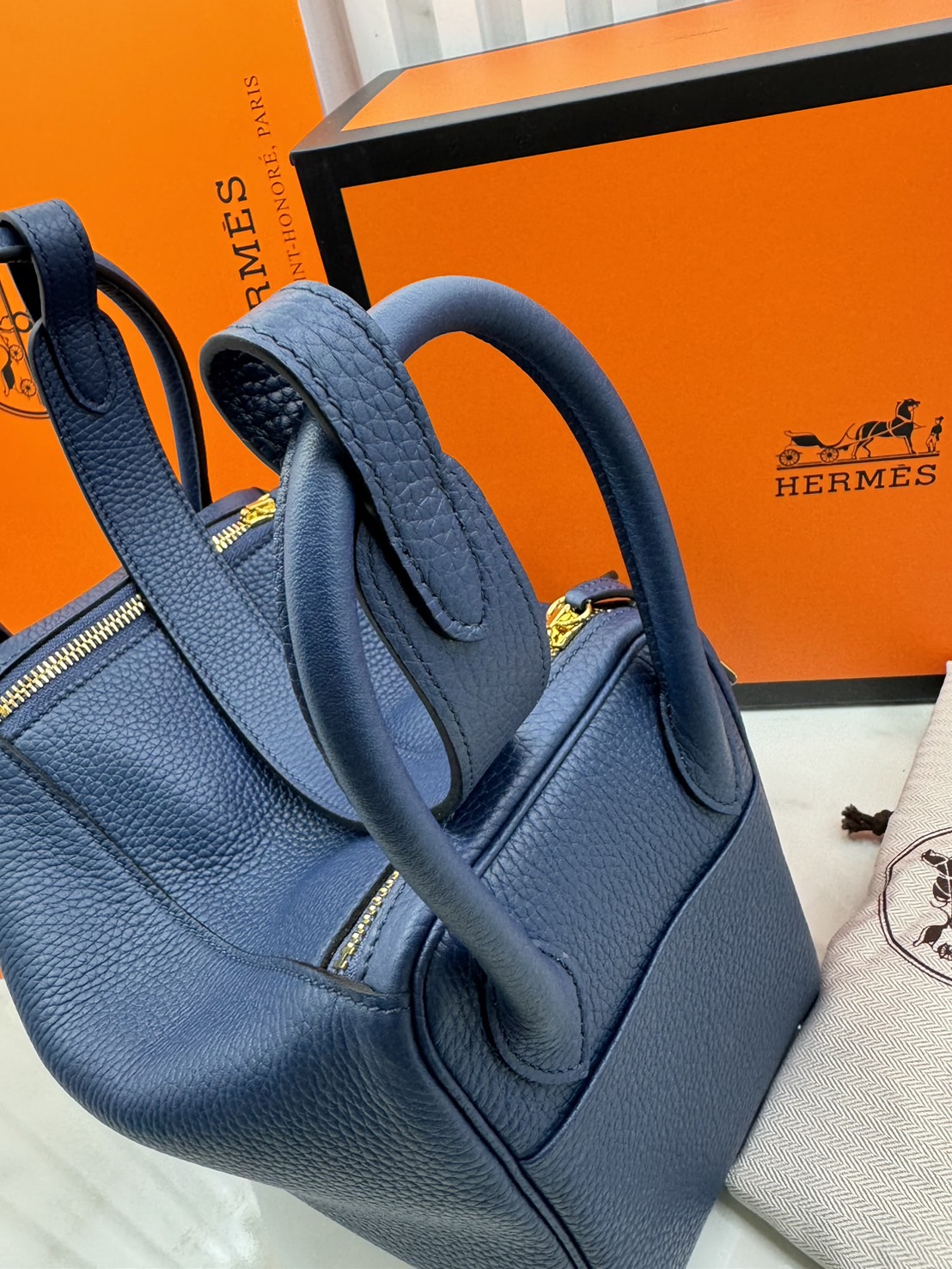 พร้อมส่ง 15 สี HERMES Lindy 26 bag กระเป๋าทรงโท้ทหนังสวยอย่างดี เอกลักษณ์ของความเรียบหรูไฮคลาสอย่างสมบูรณ์แบบ เกรดออริ สลับแท้ งานสวยตามรูป ใช้งานต่างประเทศได้