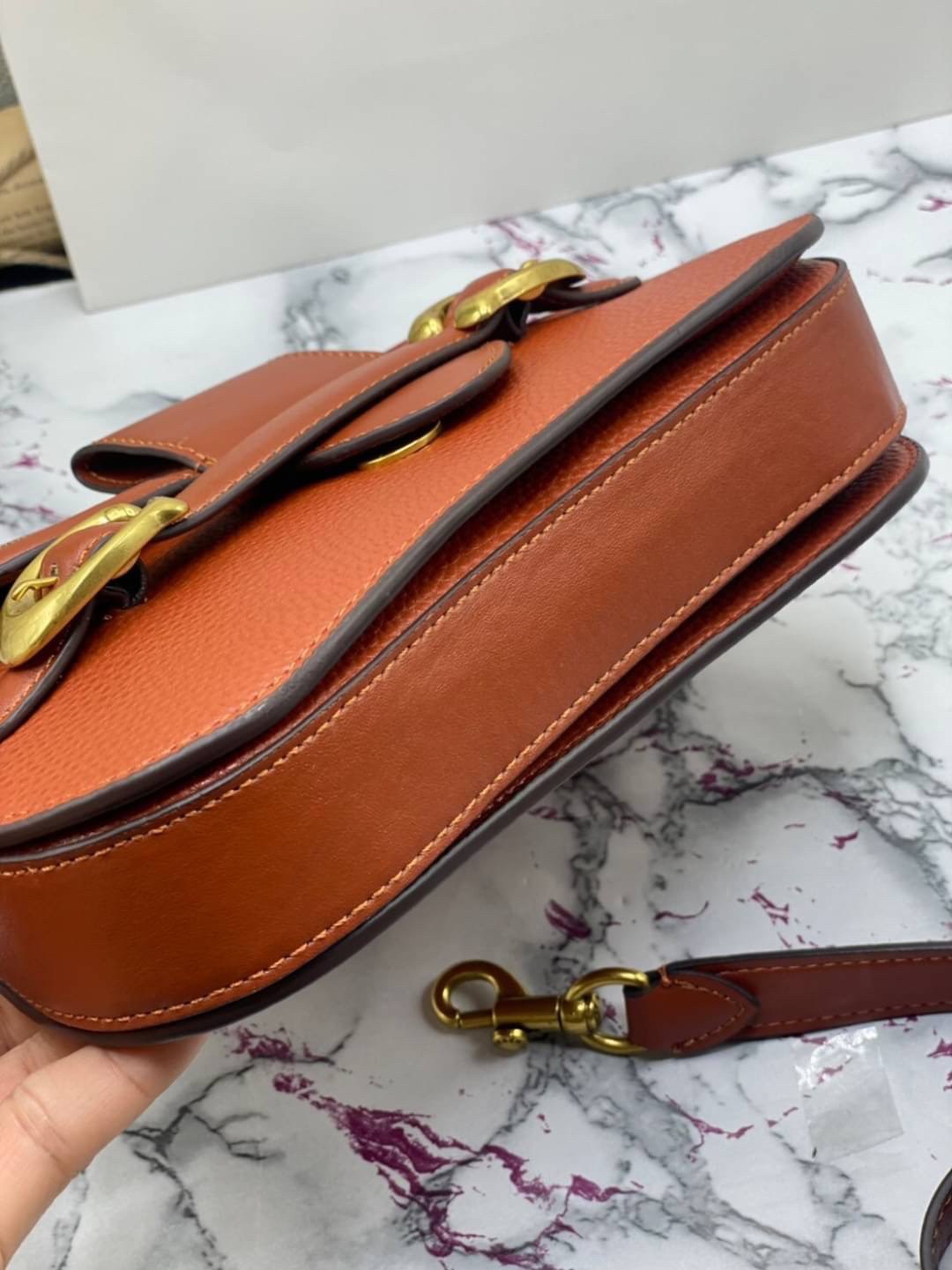 มาใหม่ กรุบกริบ สวย หรูมาก พร้อมส่งที่ไทย COACH SHOULDER BAG กระเป๋าสะพายครอสบอดี้ร์ มีหูถือได้ ใช้งานได้ 2 แบบเลยค่ะ วัสดุหนังแท้ชั้นดีที่สุด! หนังสวย บวกกับอะไหล่แบรนด์ที่ดูเด่นคลาสสิคตรงด้านหน้าค่ะ ใบจริงทั้งสวย ทั้งดูดี คลาสสิค มากๆด้วย แมทได้กับทุกชุ