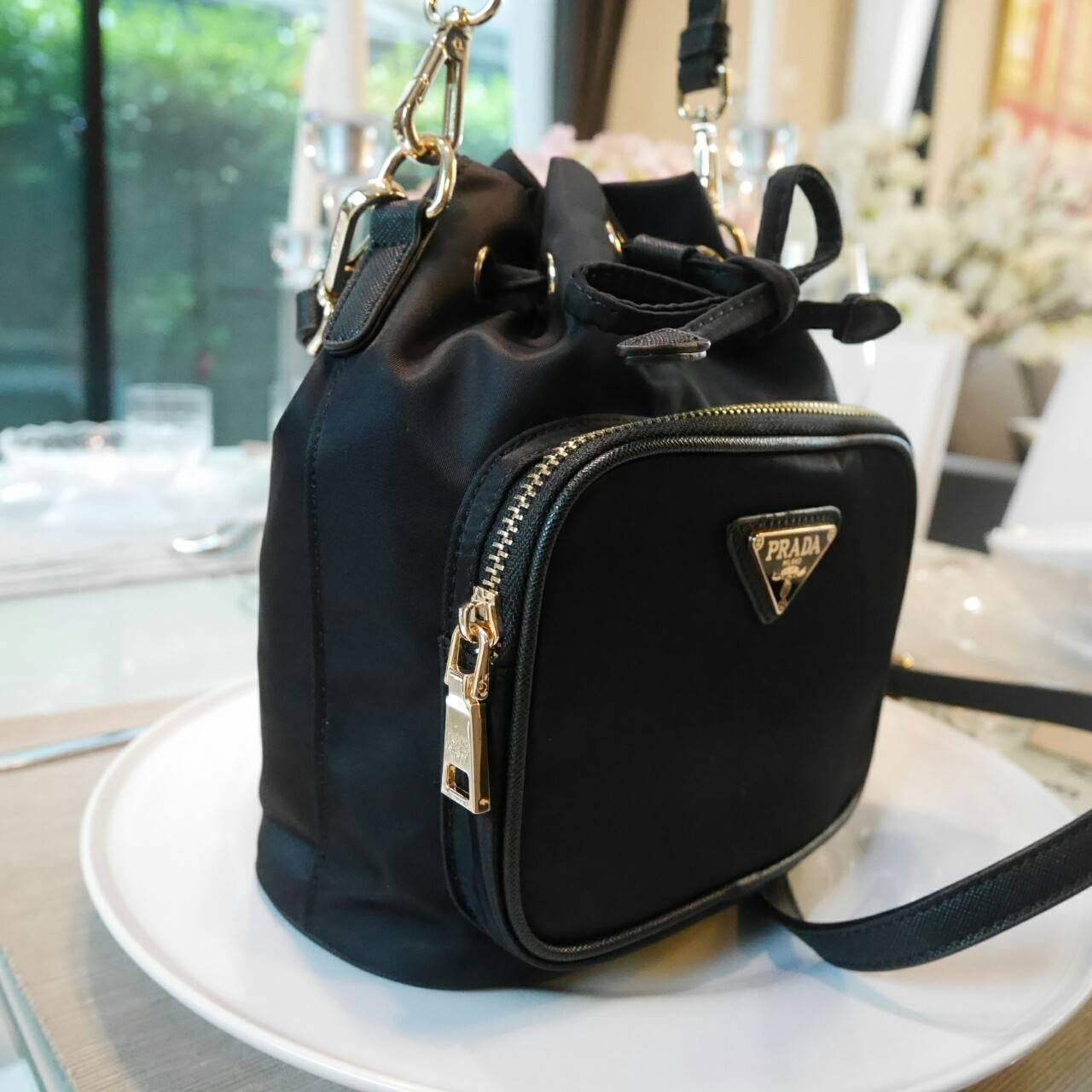 งานมินิน่ารัก🌸🌼 เข้าแล้วคะ งานพรีเมี่ยมกิ้ฟ จากเคาเตอร์ต่างประเทศคะ มาฝาก จากแบรนด์ PRADA premiumgift ค่า เป็นกระเป๋าผ้า nylon silk ไซส์มินิ เนื้อหนาซับในอย่างดี จุดเด่นคือ กระเป๋าสามารถ ปรับ ได้ 2 ทรงคือ ผูกเชือกกระเป๋า หรือ ดึงเชือกปรับเ