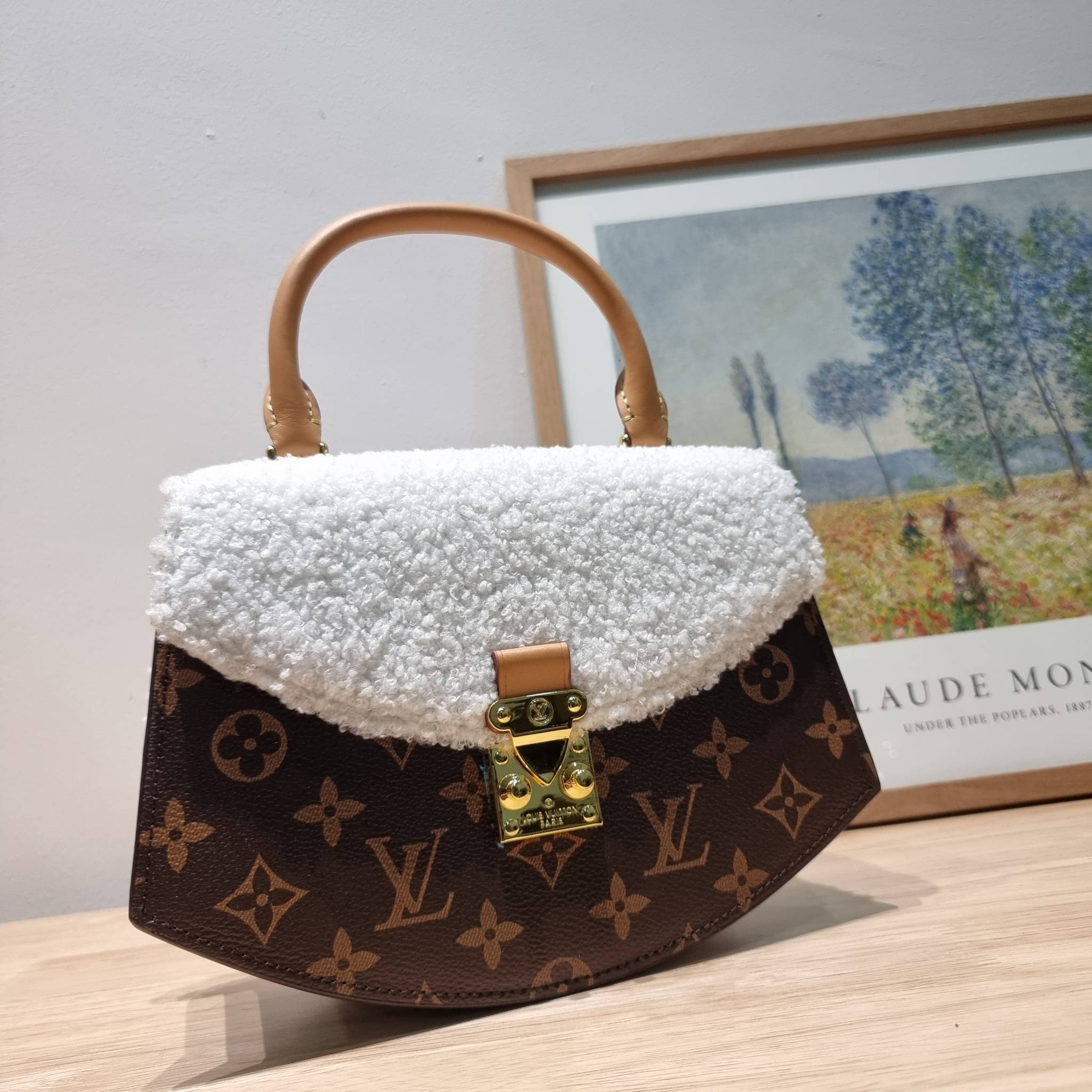 LV EDEN FLEECE bag / LV CROSSBODY HAND BAG กระเป๋าสะพายดีไซน์ใหม่ แรร์ไอเท็มที่สาวๆต้องมี! ดีไซน์ตกแต่งขนฟูนุ่ม วัสดุหนังแคนวาส เปิด-ปิดกระเป๋าด้วยอะไหล่กดล็อค ภายในเป็นช่องโล่ง มีช่องซิปแยก มีหูจับในตัวและสายครอสบอดี้มาให้ ใช้งานง่าย เหมาะกับทุกสไตล์การแ
