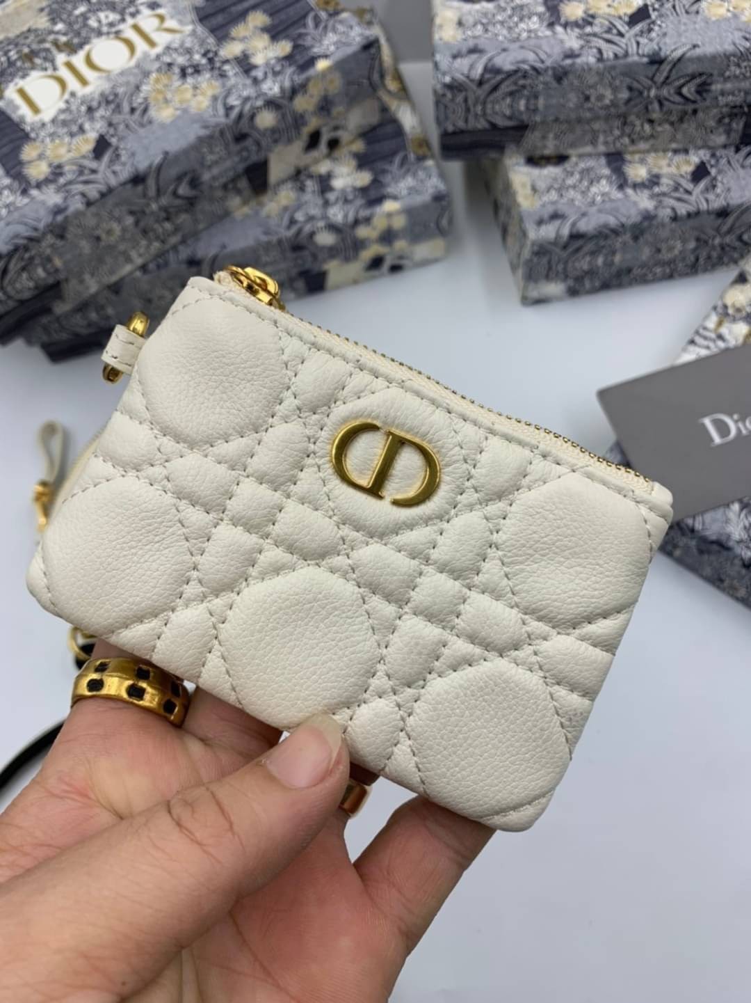VIP 】CHRISTIAN DIOR PHONE BAG 2 in 1 DOUBLE BAG กระเป๋าเซ็ท 2 ใบ มีสายสะพายข้าง ถอดออกใช้งานได้ ถือว่าคุ้มมากๆเลยค่ะ สามารถใช้งานแยกกันได้ ใส่สายสะพายหรือ ถือได้ วัสดุหนังแท้ สวยงามนุ่มฟู น่ารักมากๆ เลยน้าาา