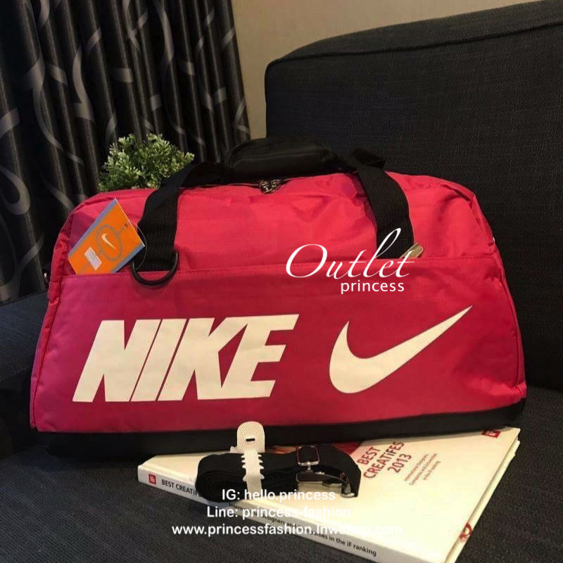 NIKE TRAVEL BAG กระเป๋าเดินทางสะพายสไตล์ Sport ใบใหญ่ วัสดุ NYLON + POLYESTER ด้านหน้าสกรีนโลโก้แบรนด์พร้อมช่องซิปใช้งานง่าย ช่องใหญ่เปิดปิดด้วยซิปคู่ ภายในกว้าง ใส่เสื้อผ้าสำหรับเดินทาง หรืออุปกรณ์เล่นกีฬาและฟิตเนสได้ มาพร้อมสายสะพายปรับได้ฟรีไซส์ ใบใหญ่