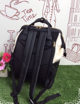 รุ่น คลาสสิก Anello Classic Polyurethane Leather Rucksack เป้อเนลโล ทำจาก PU Leather ทั้งใบ ดูแลทำความสะอาดง่าย น้ำหนักเบา สวยน่ารักดูดีค่ะ รุ่นนี้เป็นขนาดคลาสสิก (regular) สายสะพายแข็งแรง ด้านในบุผ้าอย่างดีค่ะ ด้านหลังและสายสะพายมีฟองน้ำช่วยซับพอร์ตไม่เจ