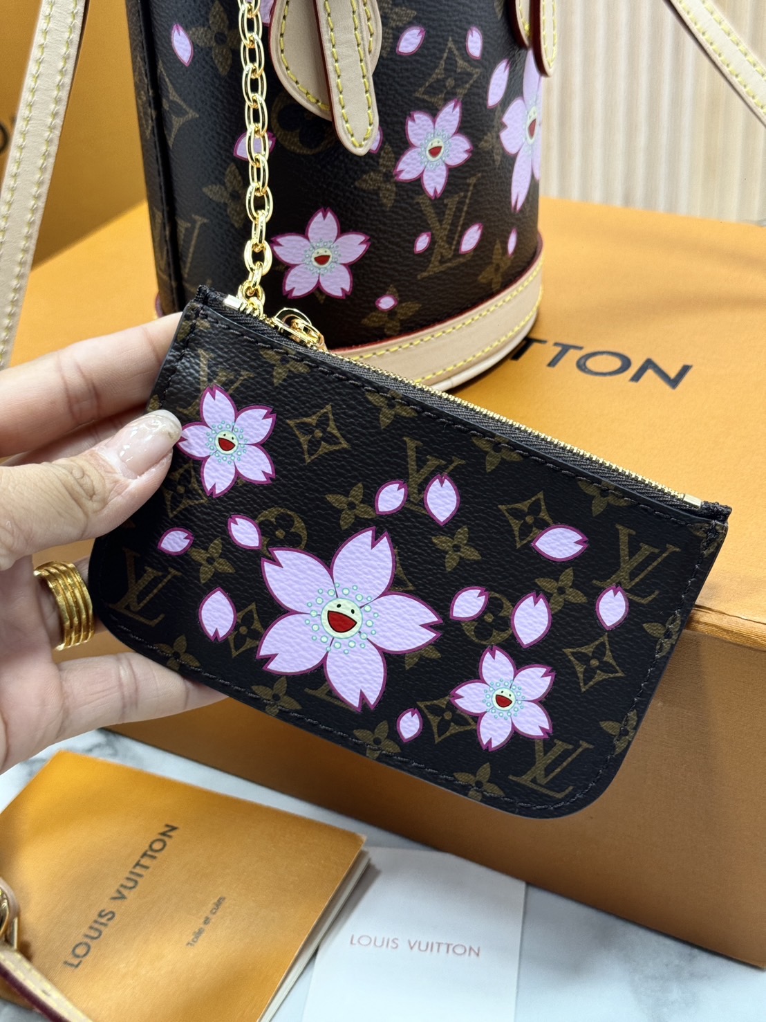 ORI หนังแท้ | LV x TM Nano Bucket Bag ใหม่ล่าสุดมาแรง กับกระเป๋าทรงบัคเก็ต ขนาดกำลังสวย ปรับลุคให้มีชีวิตชีวาด้วยลายดอกไม้ซากุระเชอรี่บลอสซั่ม คอลใหม่สุดเอ็กซ์คลูซีฟ
