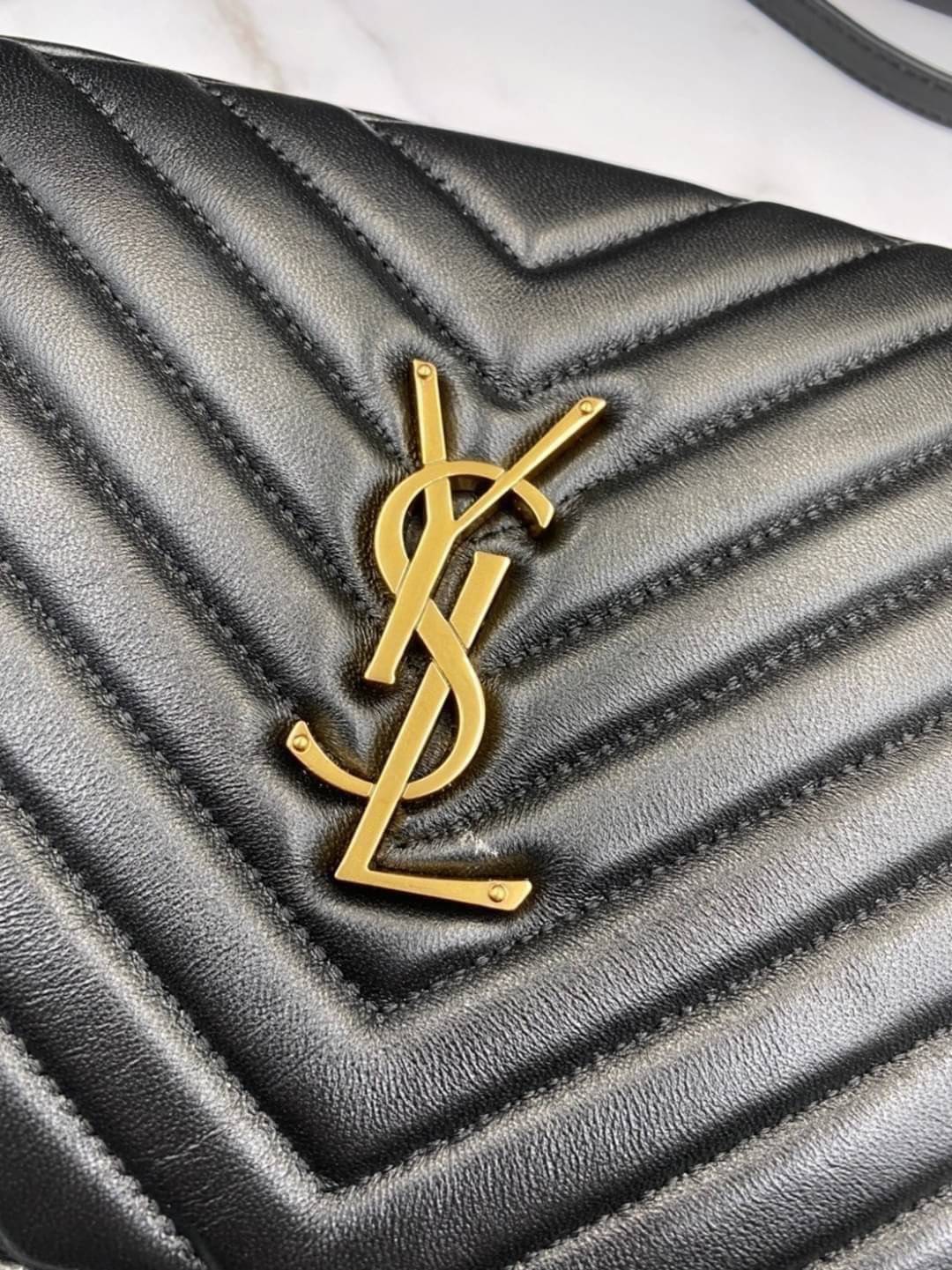 VIP 】หนังแท้ YSL SAINT LAURENT Lou Medium Monogram YSL Calf Crossbody Bag