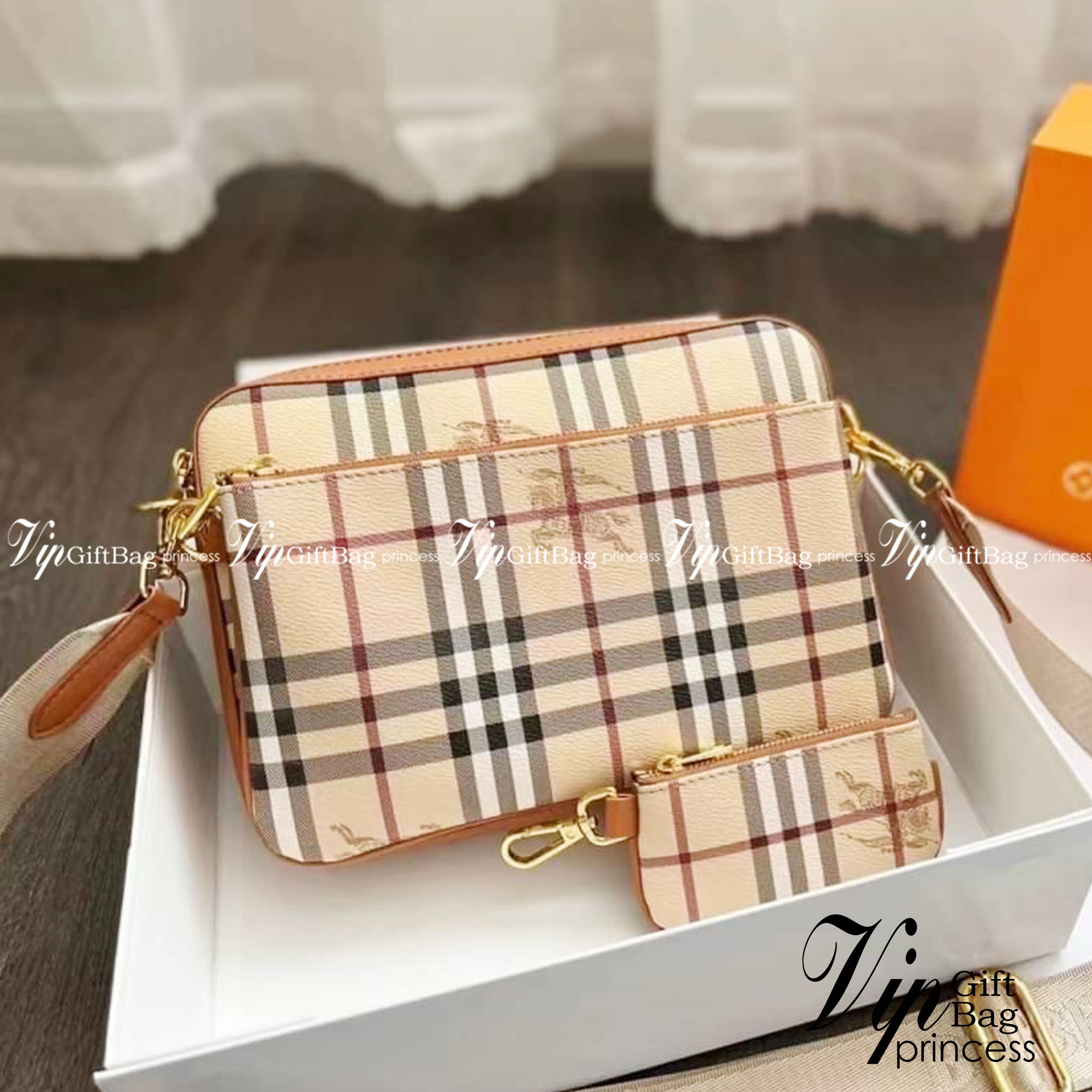 BURBERRY VINTAGE BAG / Burberry Crossbody Bag / Burberry Vintage Check And Leather Crossbody Bag กระเป๋าสะพายลายวินเทจ สวยคลาสสิก รุ่น unisex ใช้ได้ทั้งชาย/หญิง มาพร้อมใบเล็กน่ารัก โทนสีใช้งานง่าย หลายโอกาส