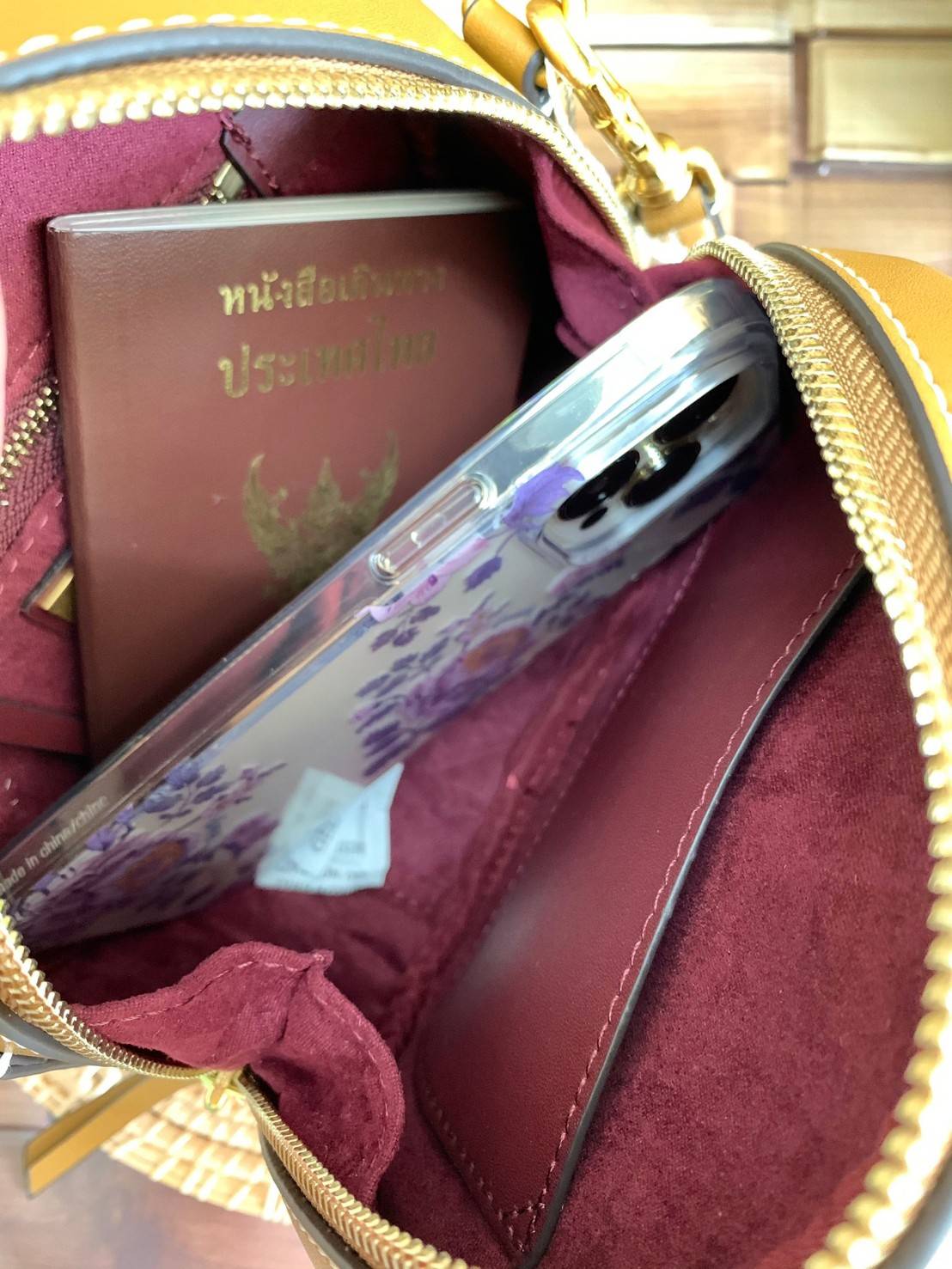 TORY BURCH T MONOGRAM JACQUARD CIRCLE BAG ((Large size)) พร้อมส่งที่ไทย สวยก่อนใครที่นี่! กระเป๋าจาก Tory burch รุ่นนี้มาในสไตล์ทรงวงกลม สุดคลาสสิค ดูคล่องตัวมากขึ้น วัสดุJacquardทอลายแบรนด์+ขอบหนังแท้ ได้ลงตัวสวยงามอยู่เหมือนเดิมค่ะ