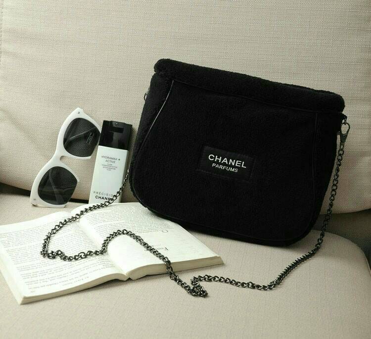 Best Seller! กระเป๋าสะพาย CHANEL PERFUME CROSSBODY BAG ของสมนาคุณจาก เคาเตอร์แบรนด์ดัง CHANEL เปิด/ปิด ด้วยซิบ มาพร้อมสายโซ่ที่ถอดได้ ด้านในซับกันน้ำ ที่จับรูดซิปเก๋ ปั้มแบรนด์ CHANEL ขนกระเป๋านุ่มเวอร์ จุของได้เยอะ ใช้เป็นกระเป๋าใส่เครื่องสำอางค์ ใช้ถือ